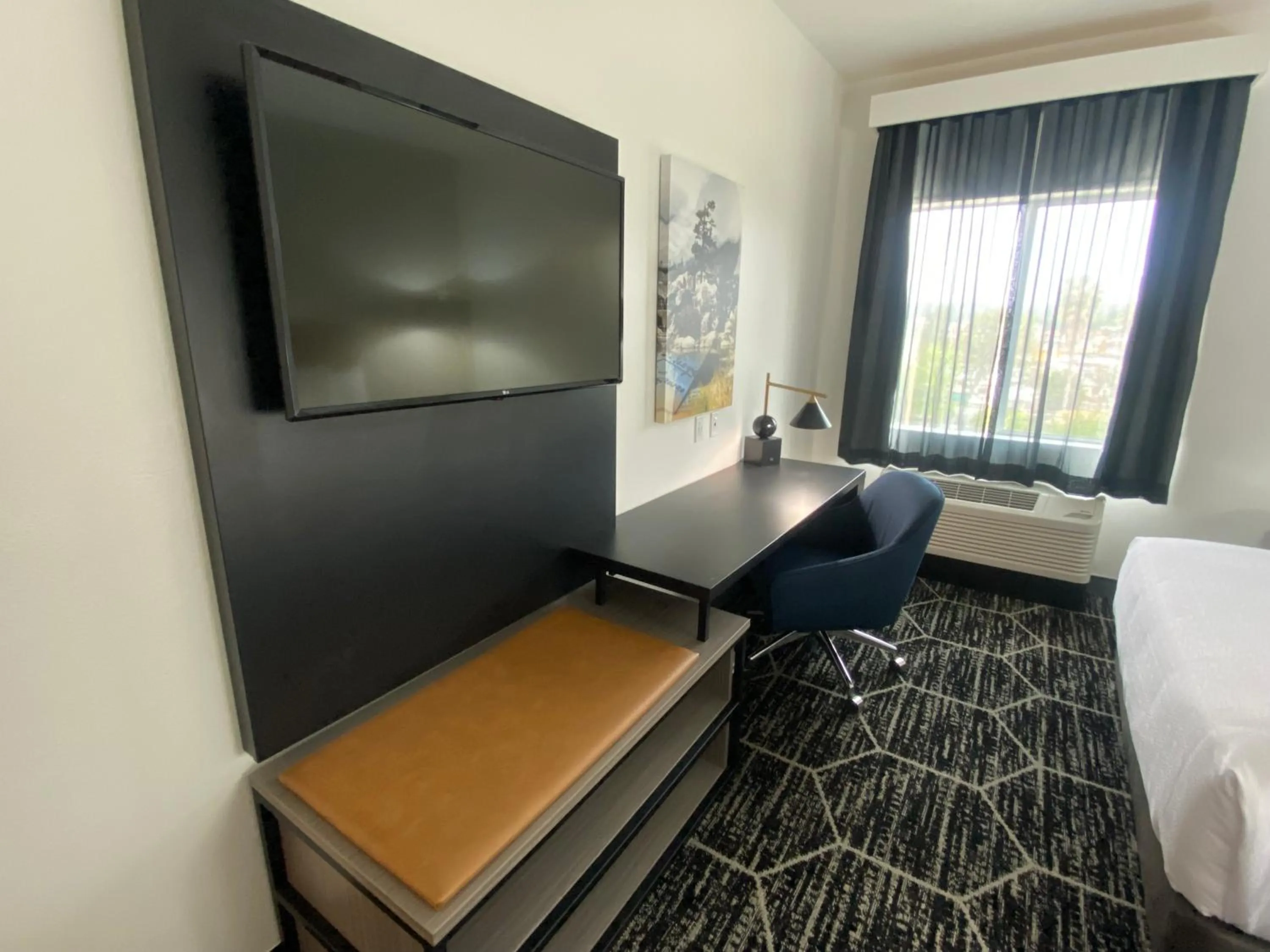TV and multimedia, Bed in La Quinta Inn & Suites by Wyndham Yucaipa