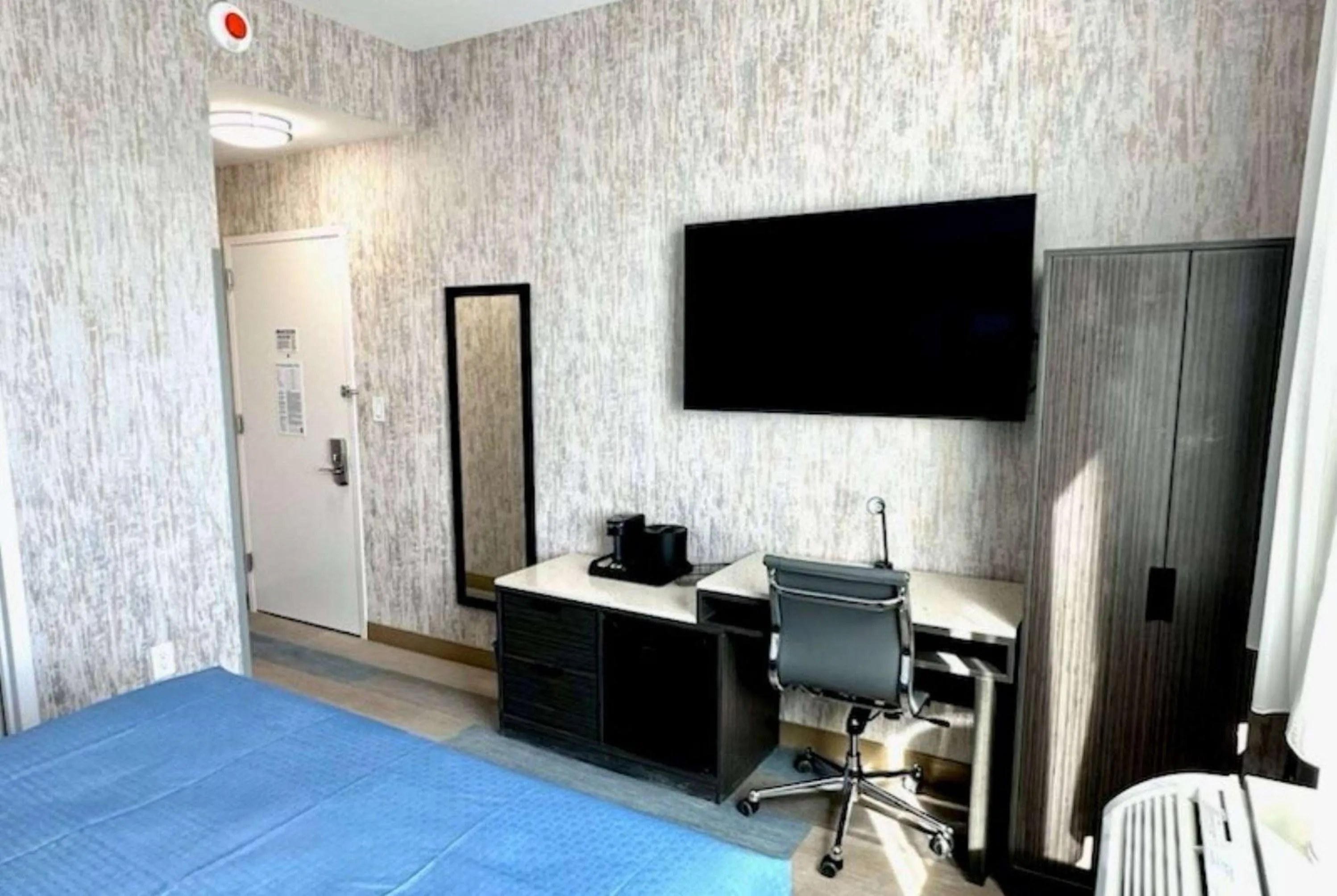 Photo of the whole room in Super 8 by Wyndham Brooklyn Pennsylvania Ave