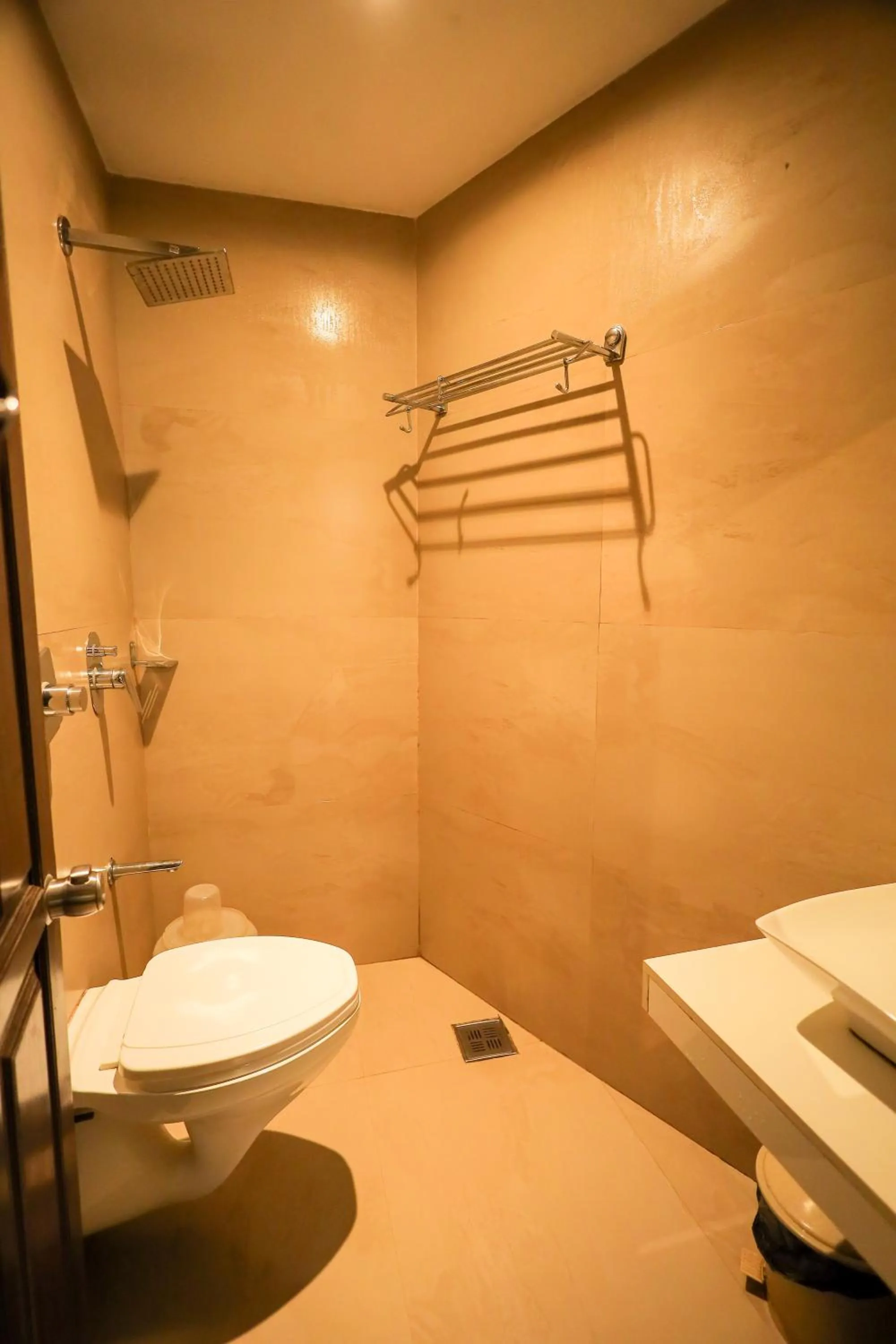 Bathroom in Hotel Plaza Heights by RAK Rooms, Mangaluru