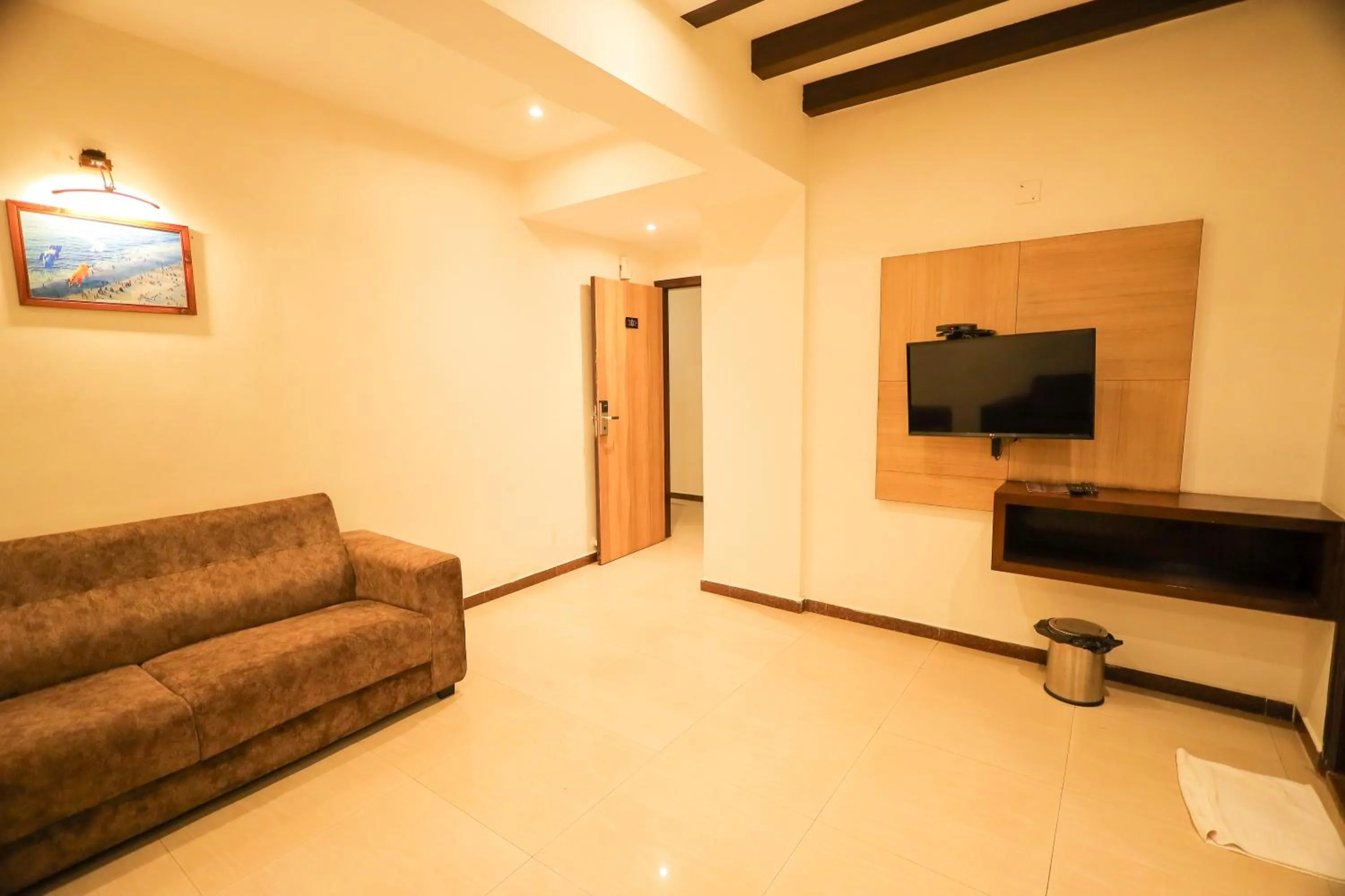 Living room in Hotel Plaza Heights by RAK Rooms, Mangaluru