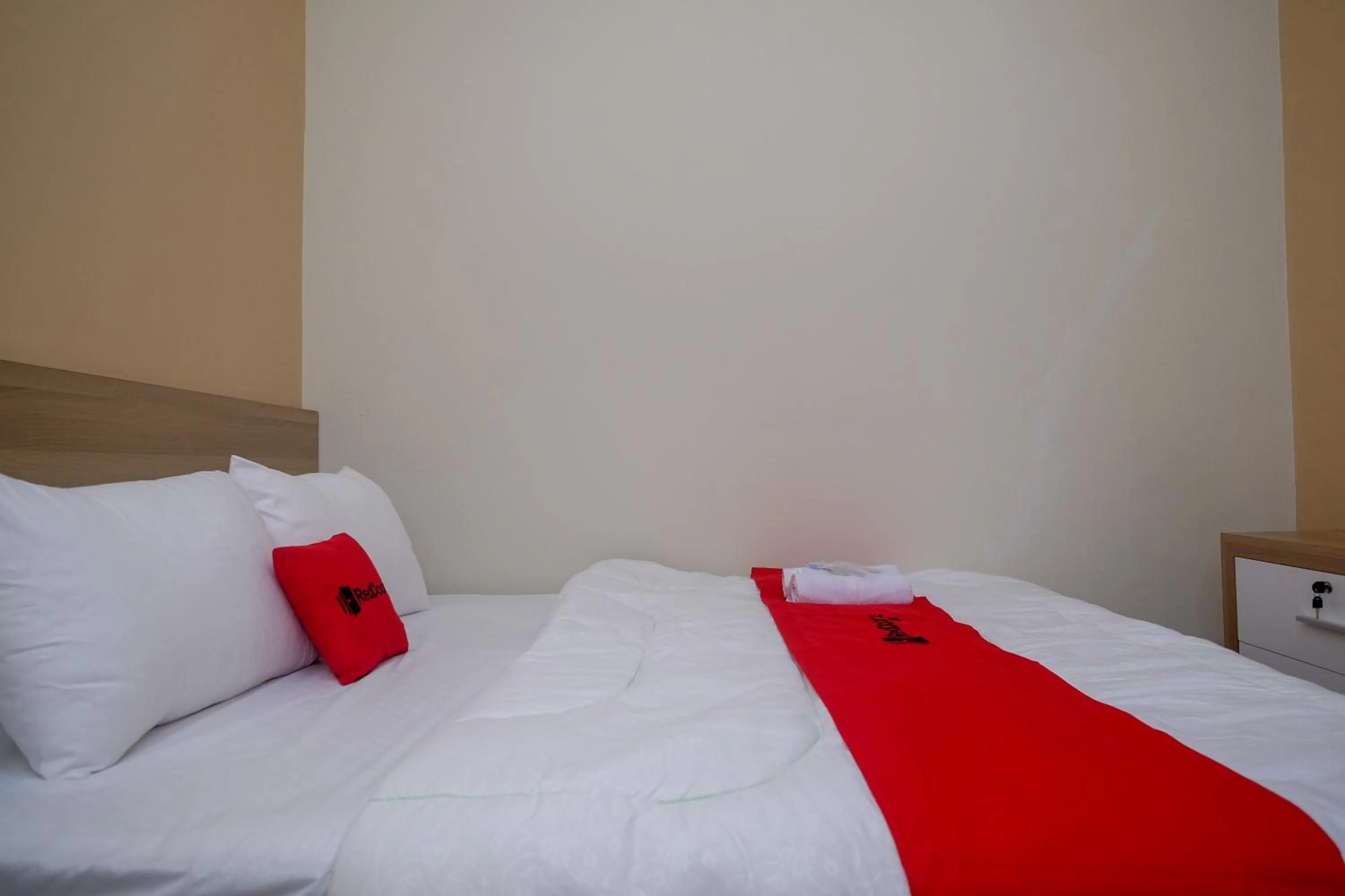 Bedroom, Bed in RedDoorz Plus near UMS Solo 2