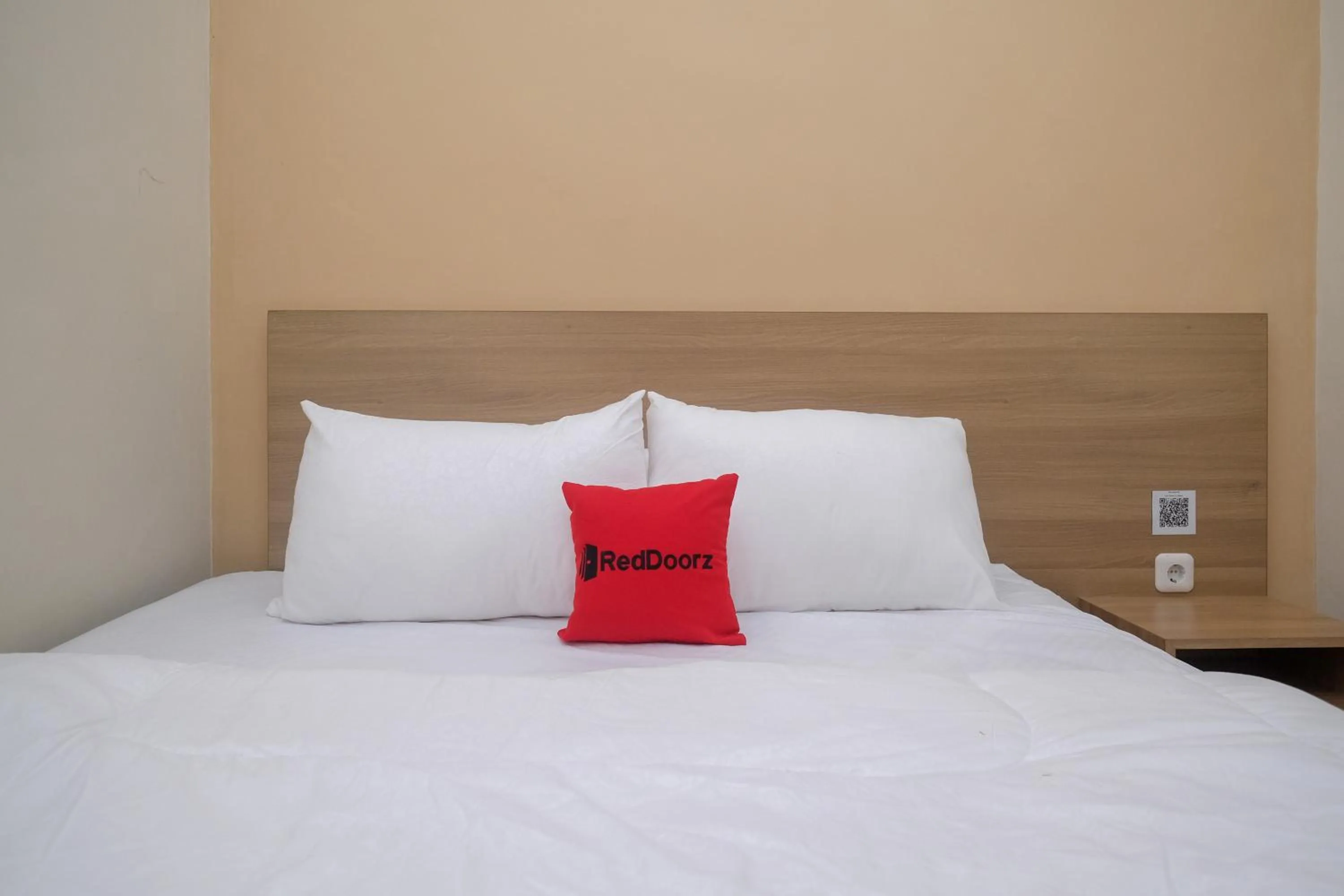 Bedroom, Bed in RedDoorz Plus near UMS Solo 2