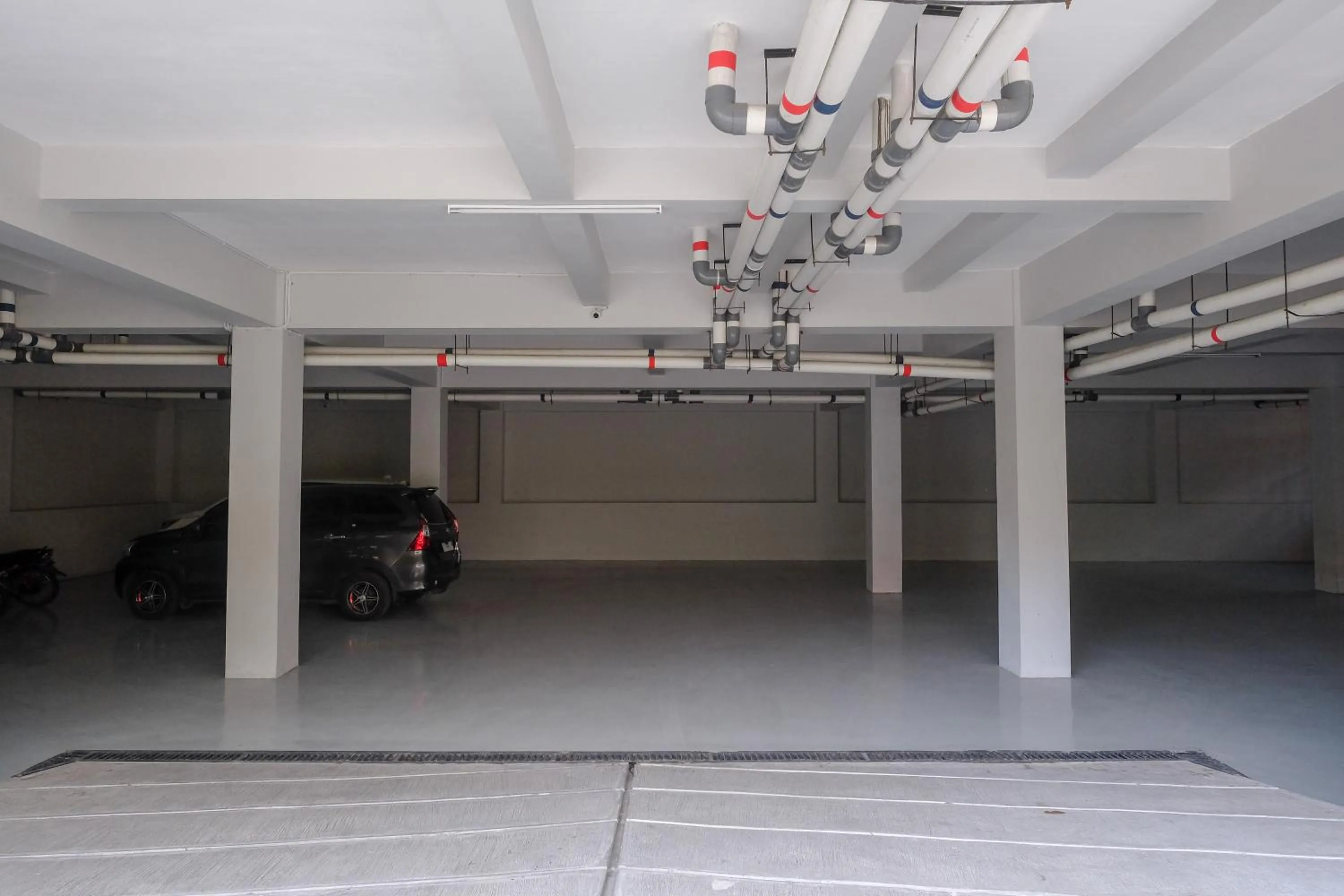 Parking in RedDoorz Plus near UMS Solo 2