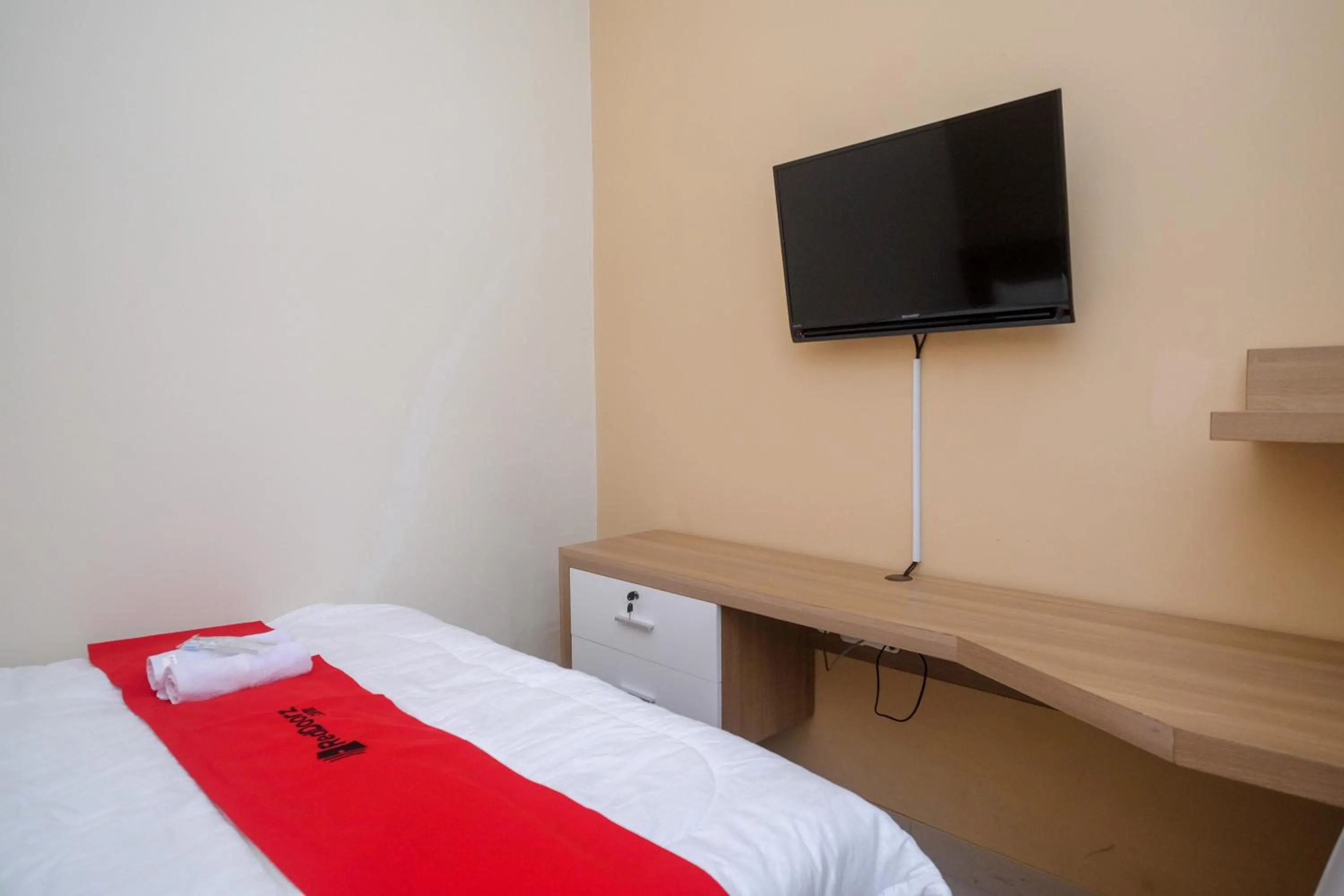 Bedroom, Bed in RedDoorz Plus near UMS Solo 2