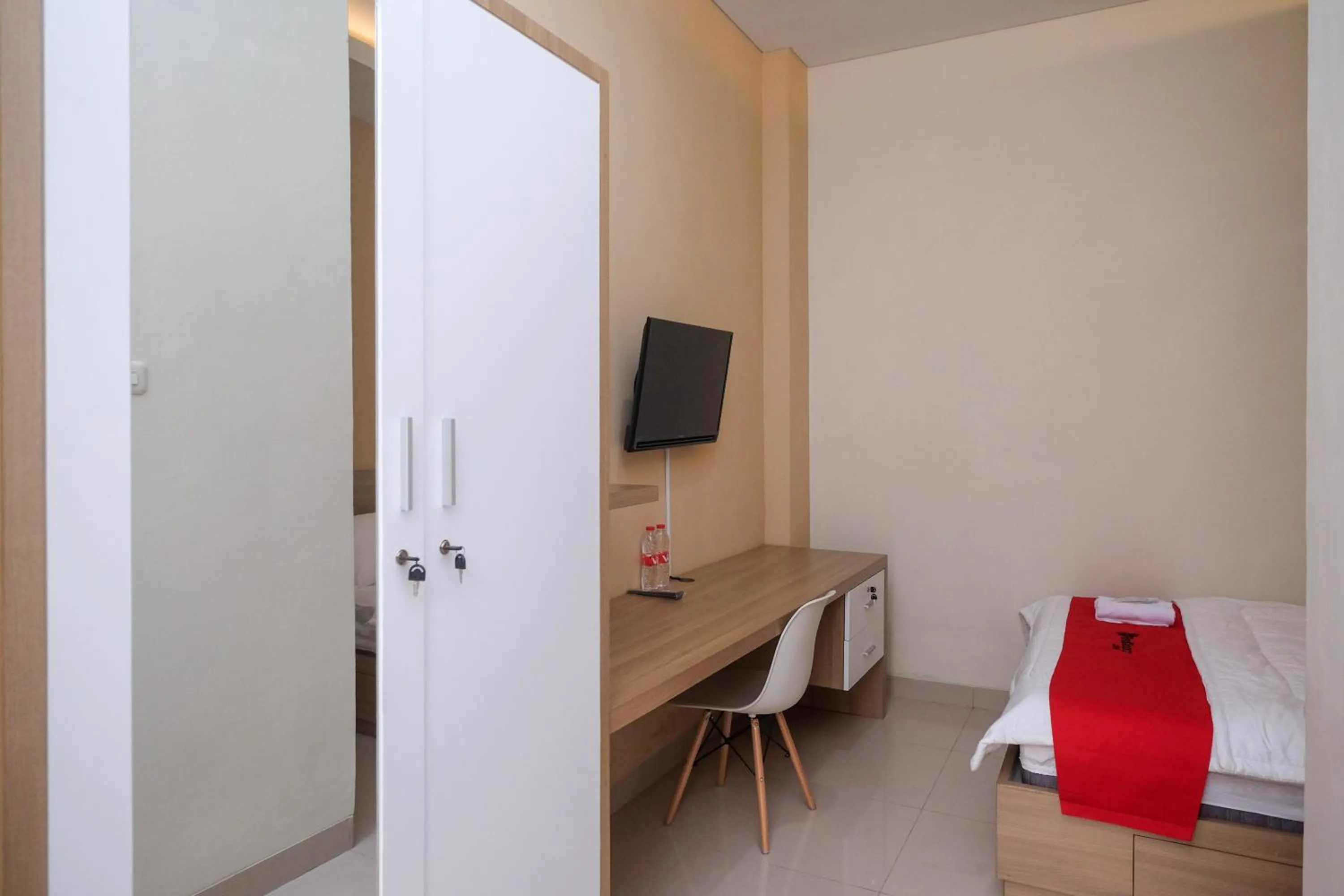 Bedroom, Bed in RedDoorz Plus near UMS Solo 2