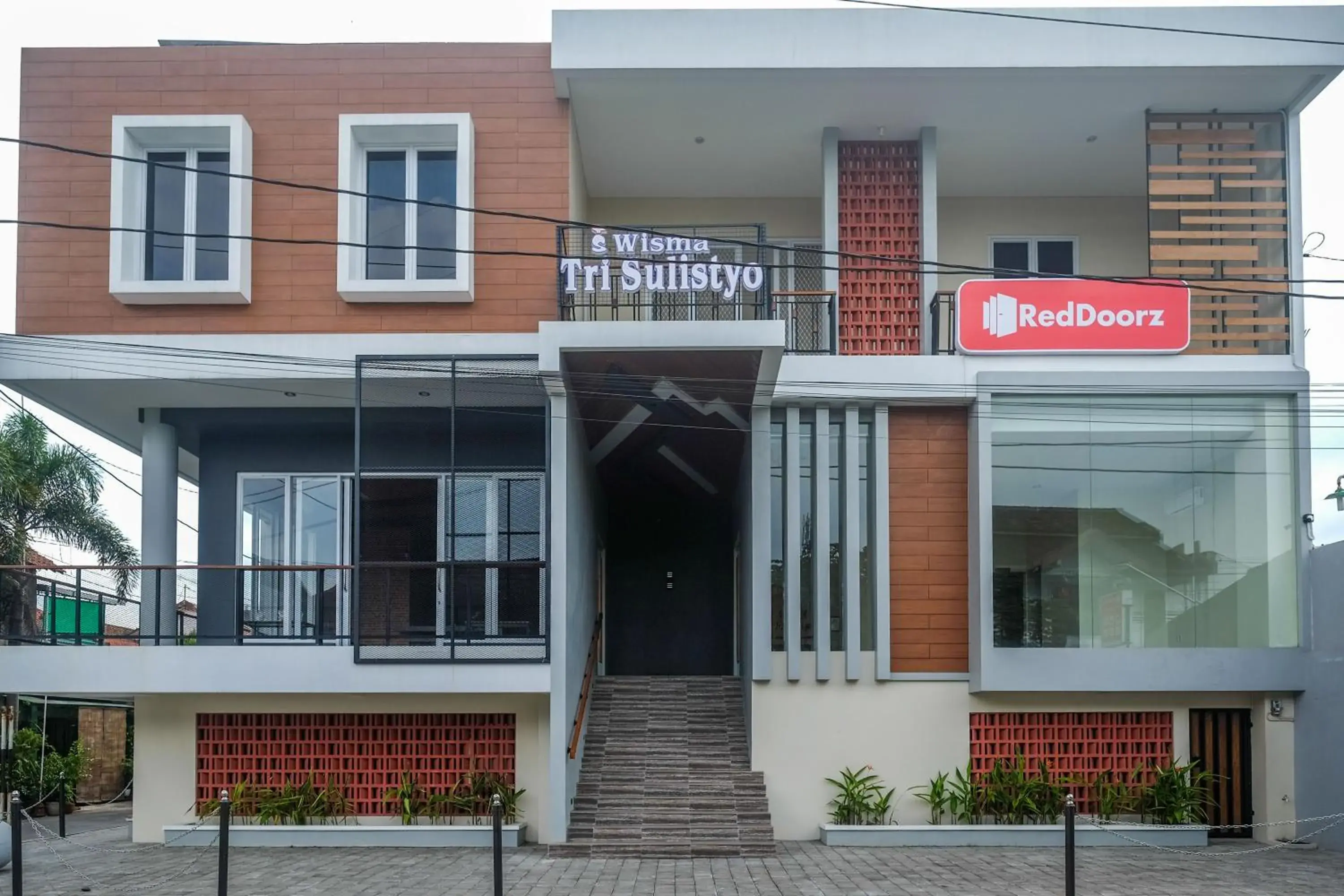 Property building in RedDoorz Plus near UMS Solo 2 Property building in RedDoorz Plus near UMS Solo 2