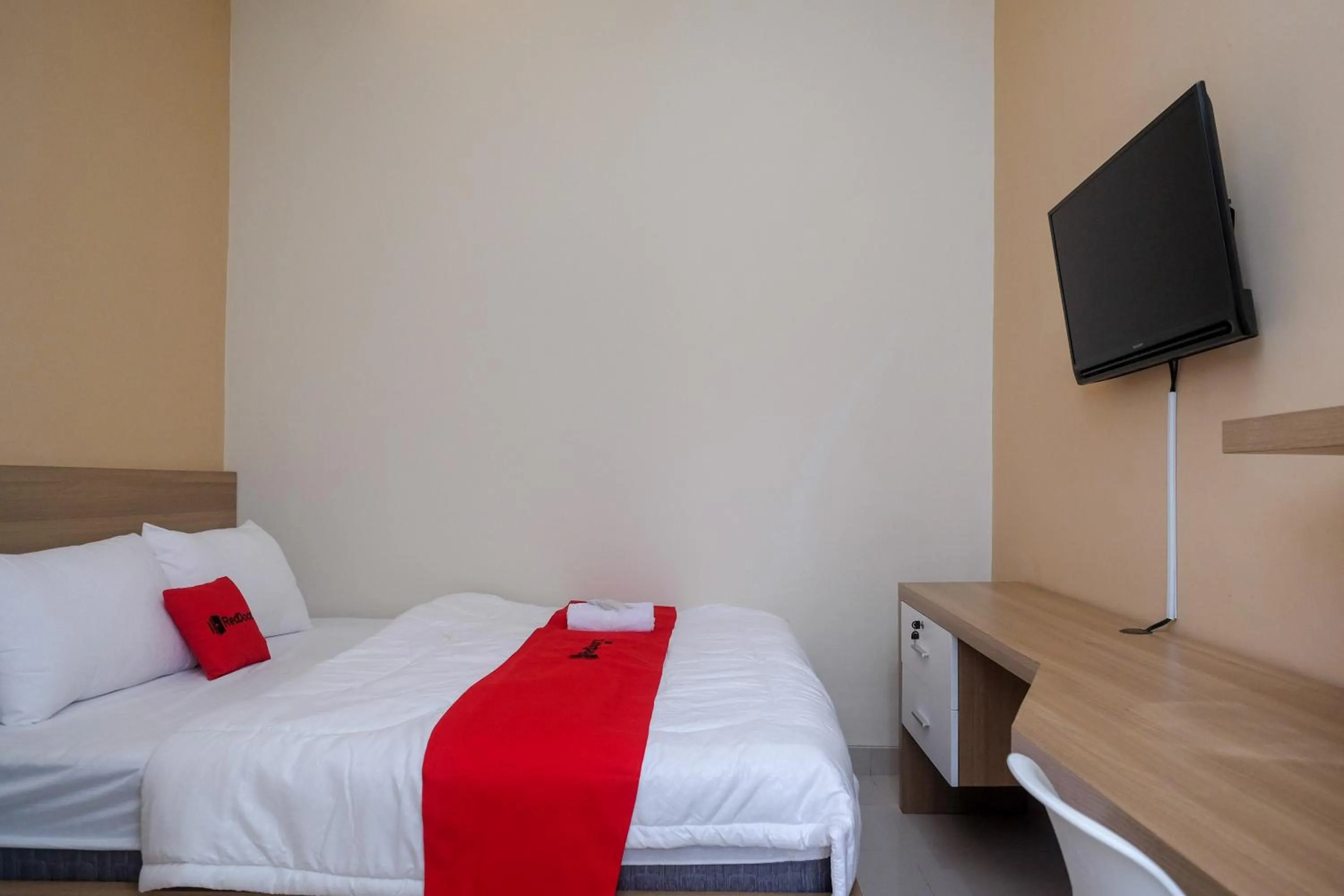 Bedroom, Bed in RedDoorz Plus near UMS Solo 2