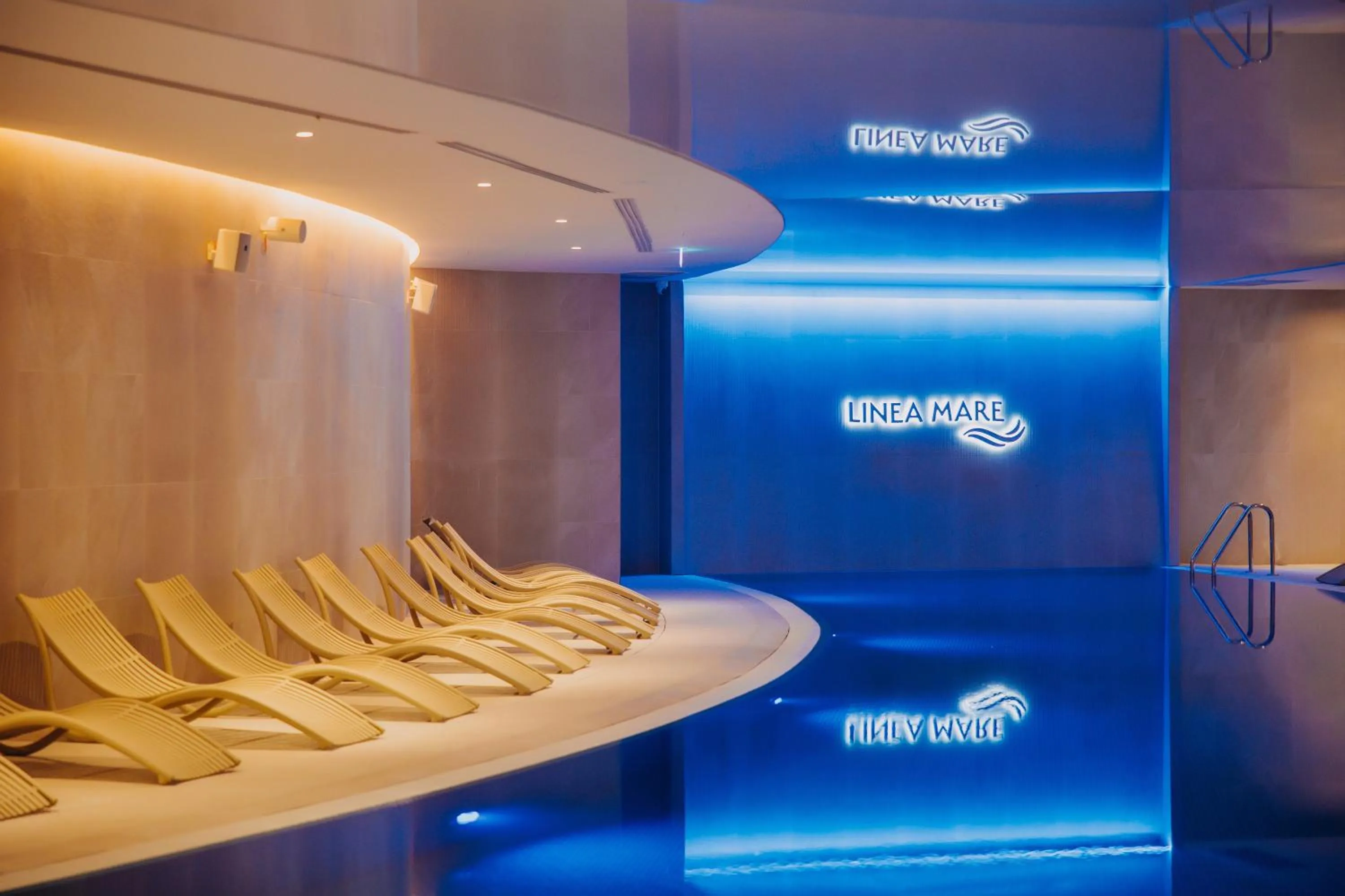 Swimming pool in Hotel Linea Mare