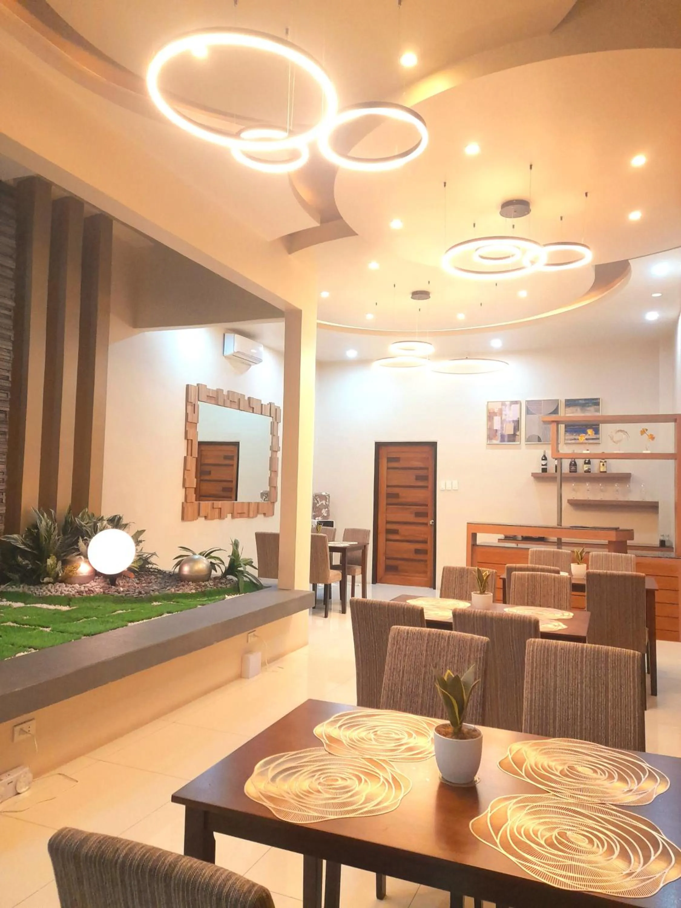 Restaurant/places to eat in Golden Suites