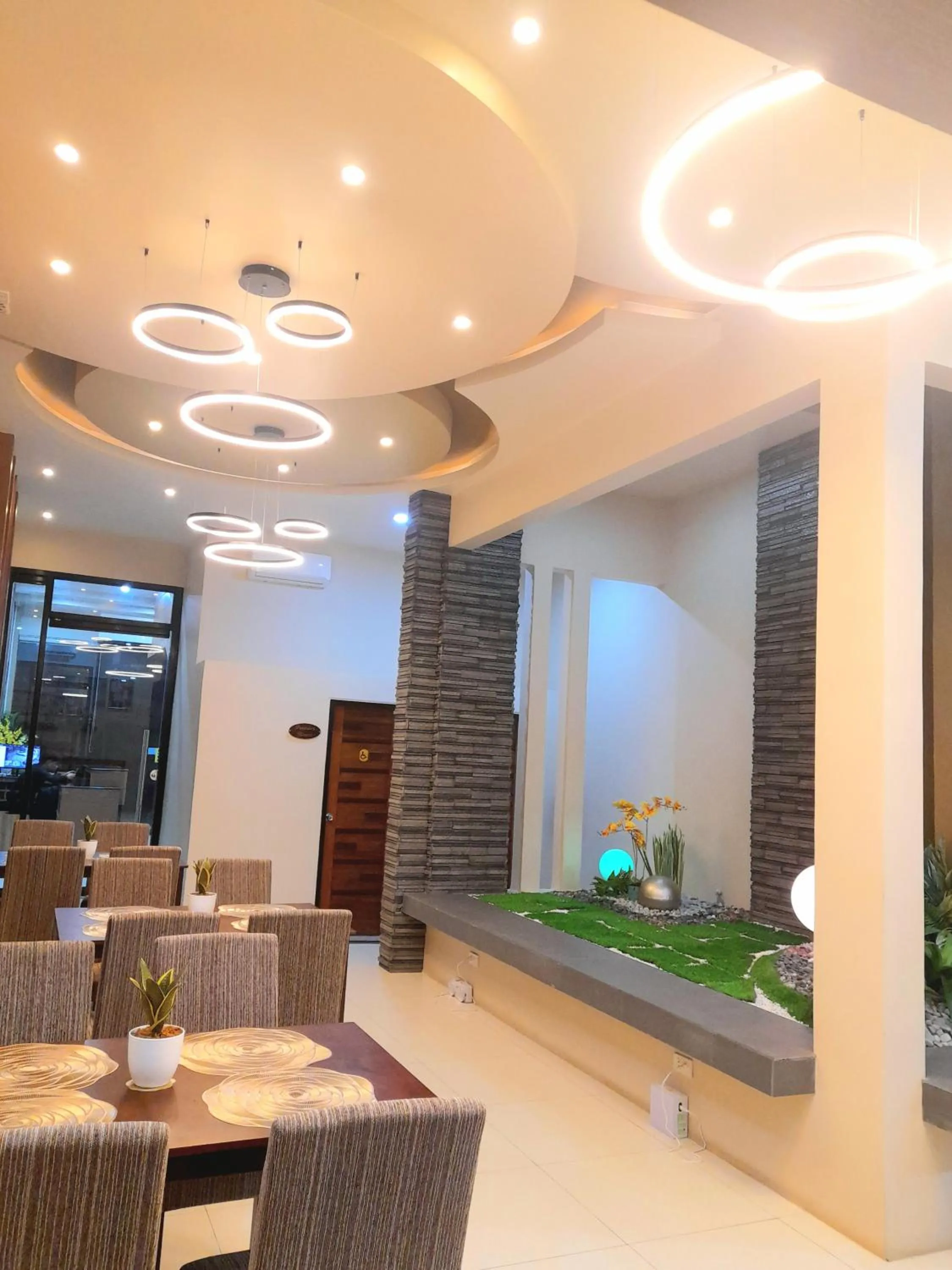 Restaurant/places to eat in Golden Suites