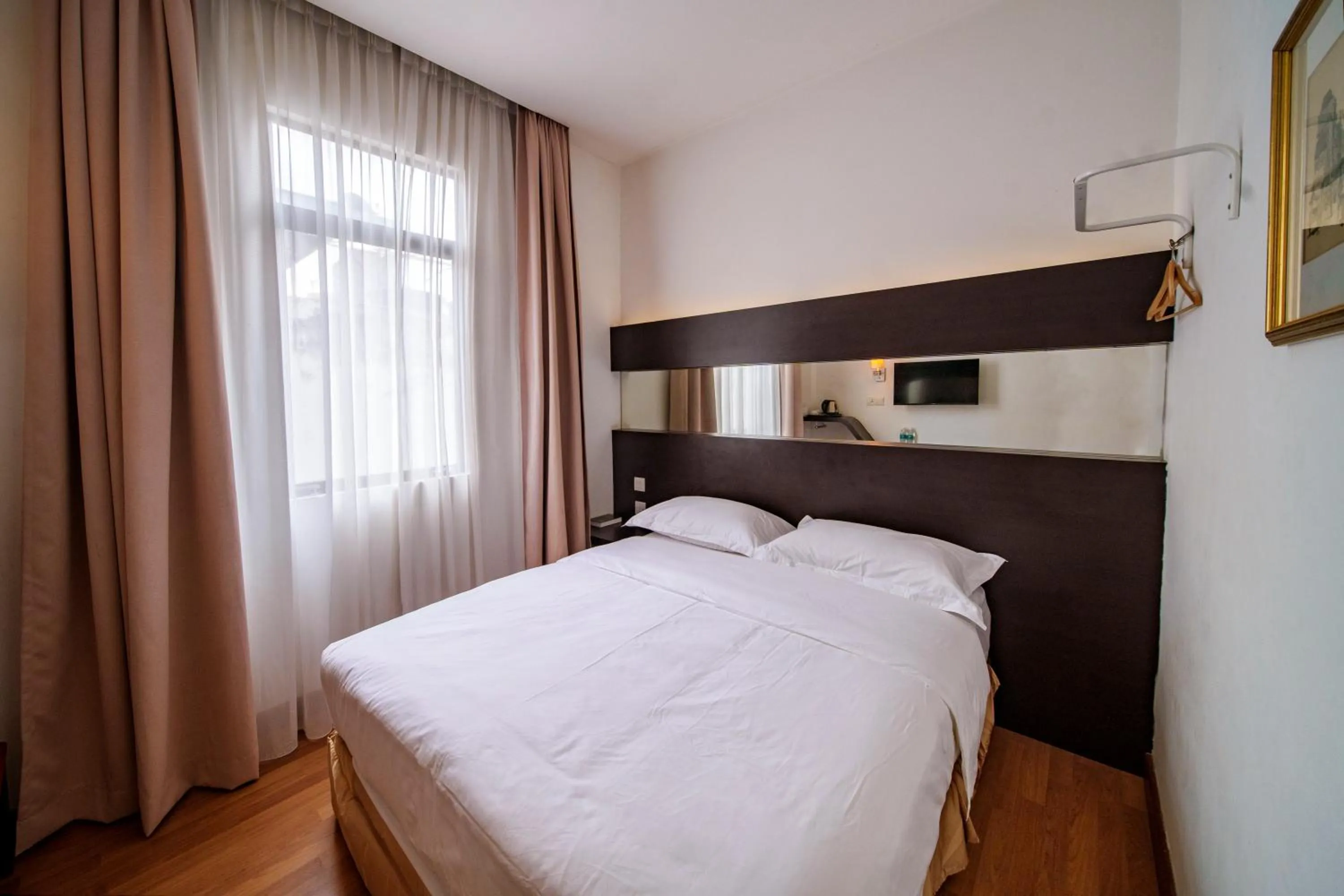 Bed in Uptown Chinatown