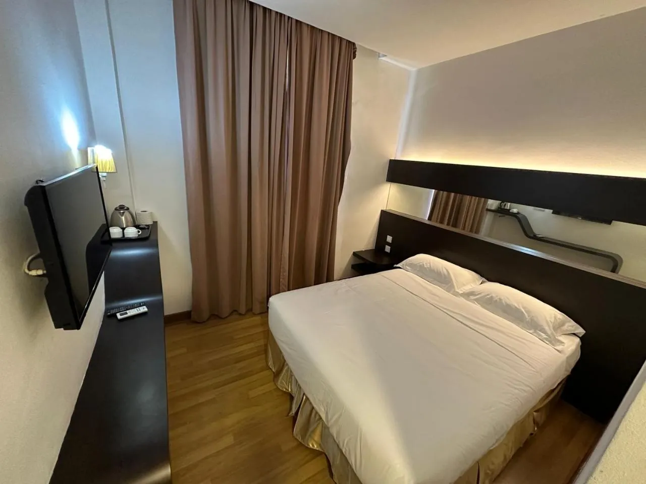 Bedroom, Bed in Uptown Chinatown