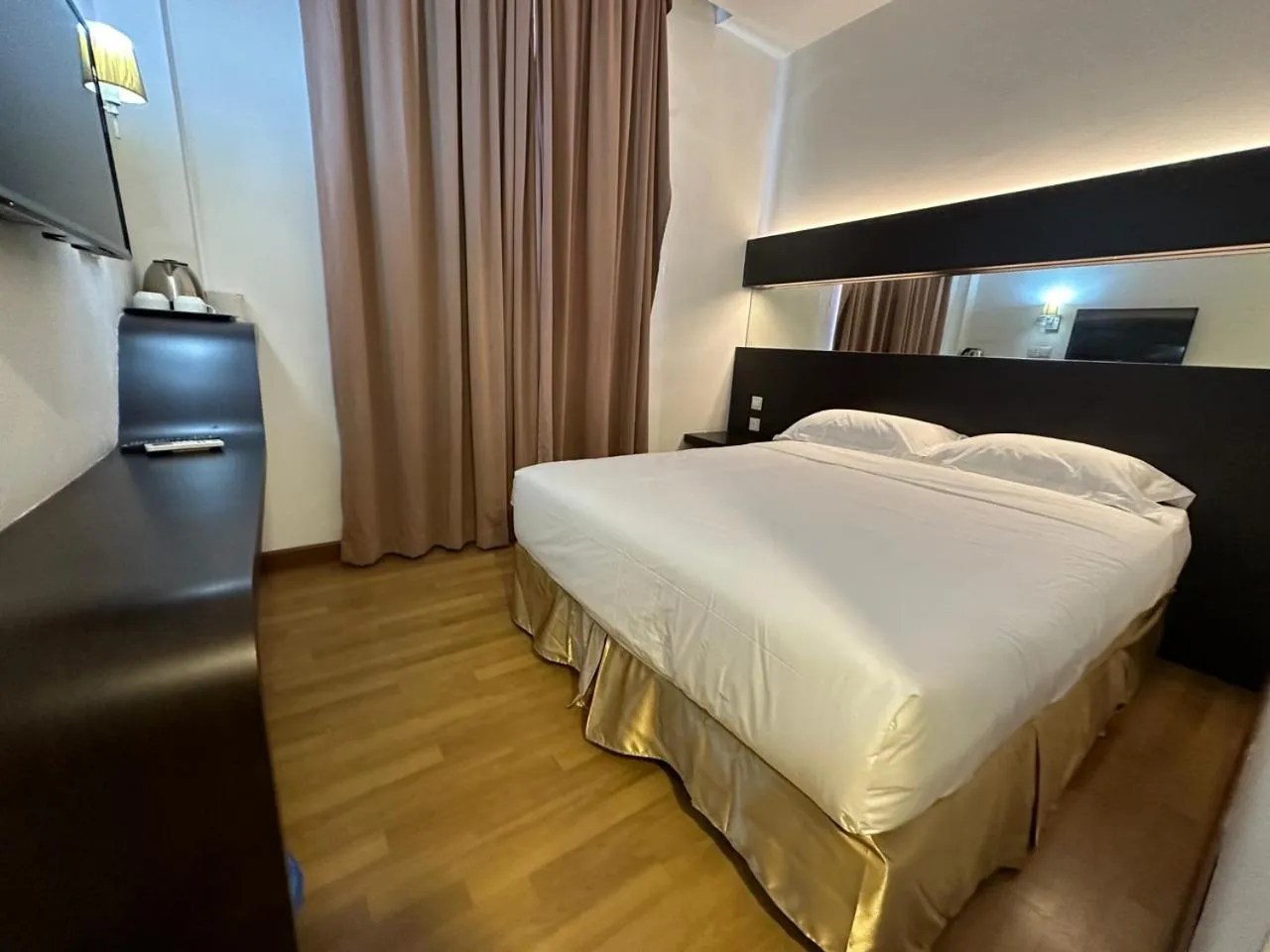 Bedroom, Bed in Uptown Chinatown