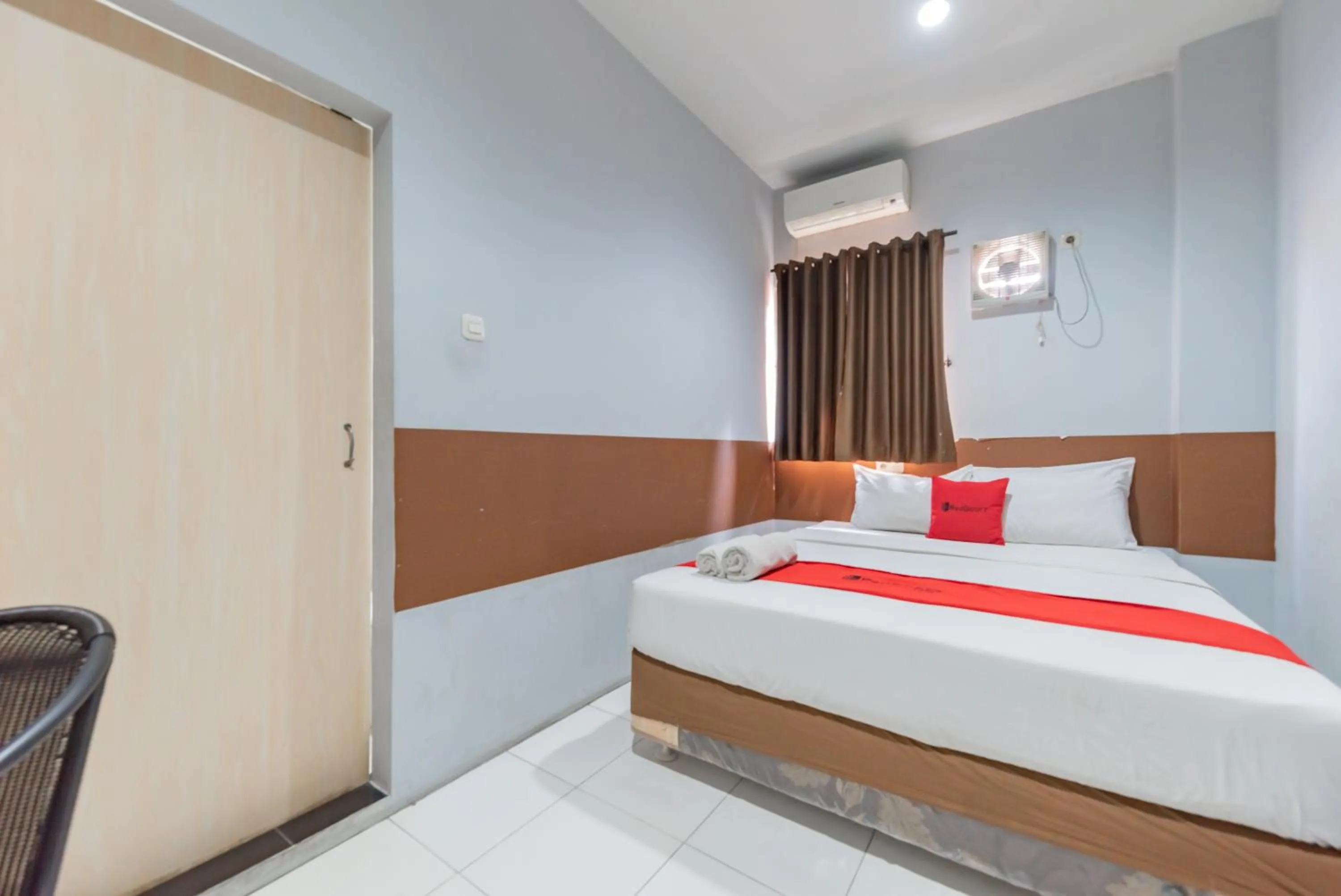 Bedroom, Bed in RedDoorz @ Pelajar Pejuang 3