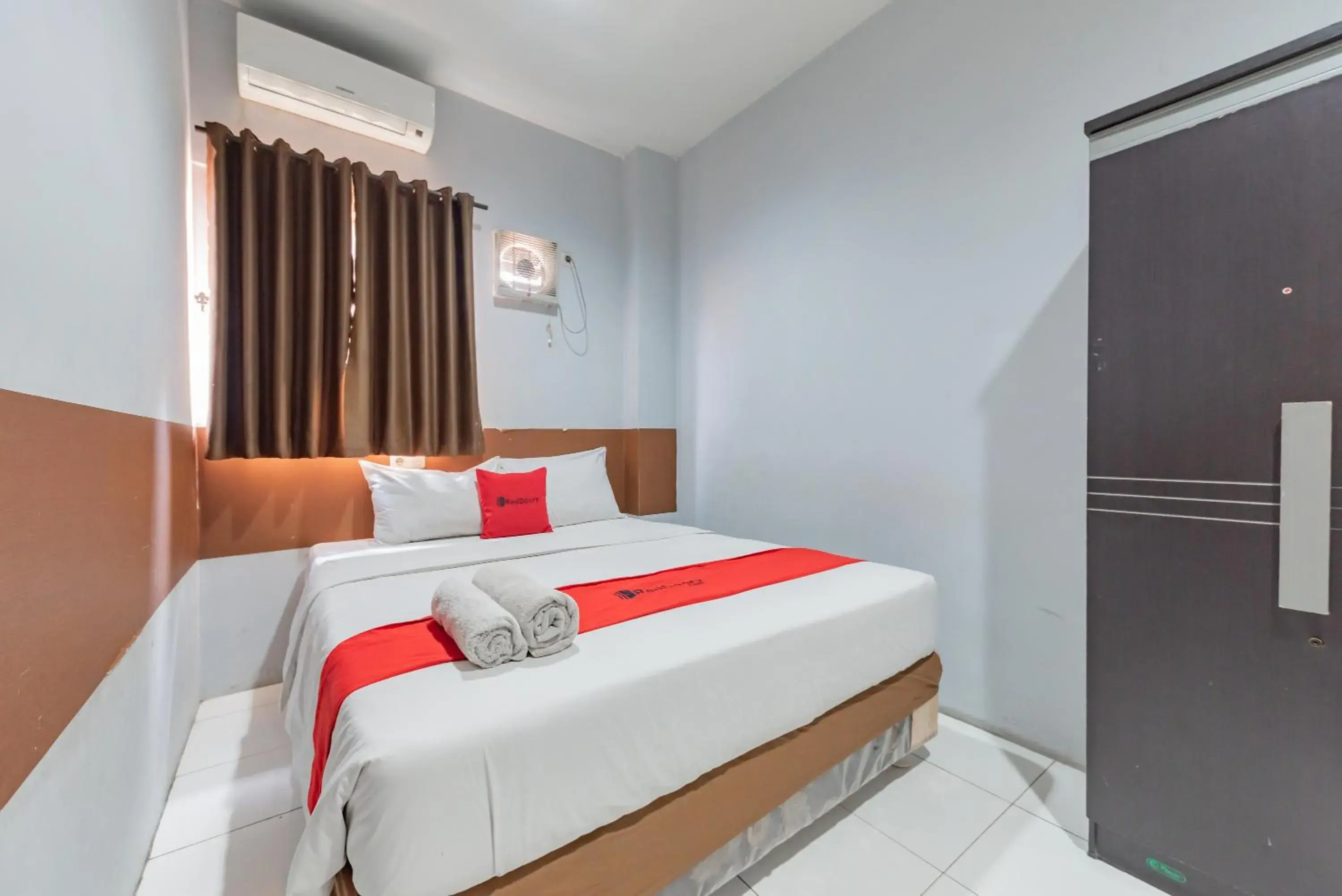 Bedroom, Bed in RedDoorz @ Pelajar Pejuang 3 Bedroom, Bed in RedDoorz @ Pelajar Pejuang 3