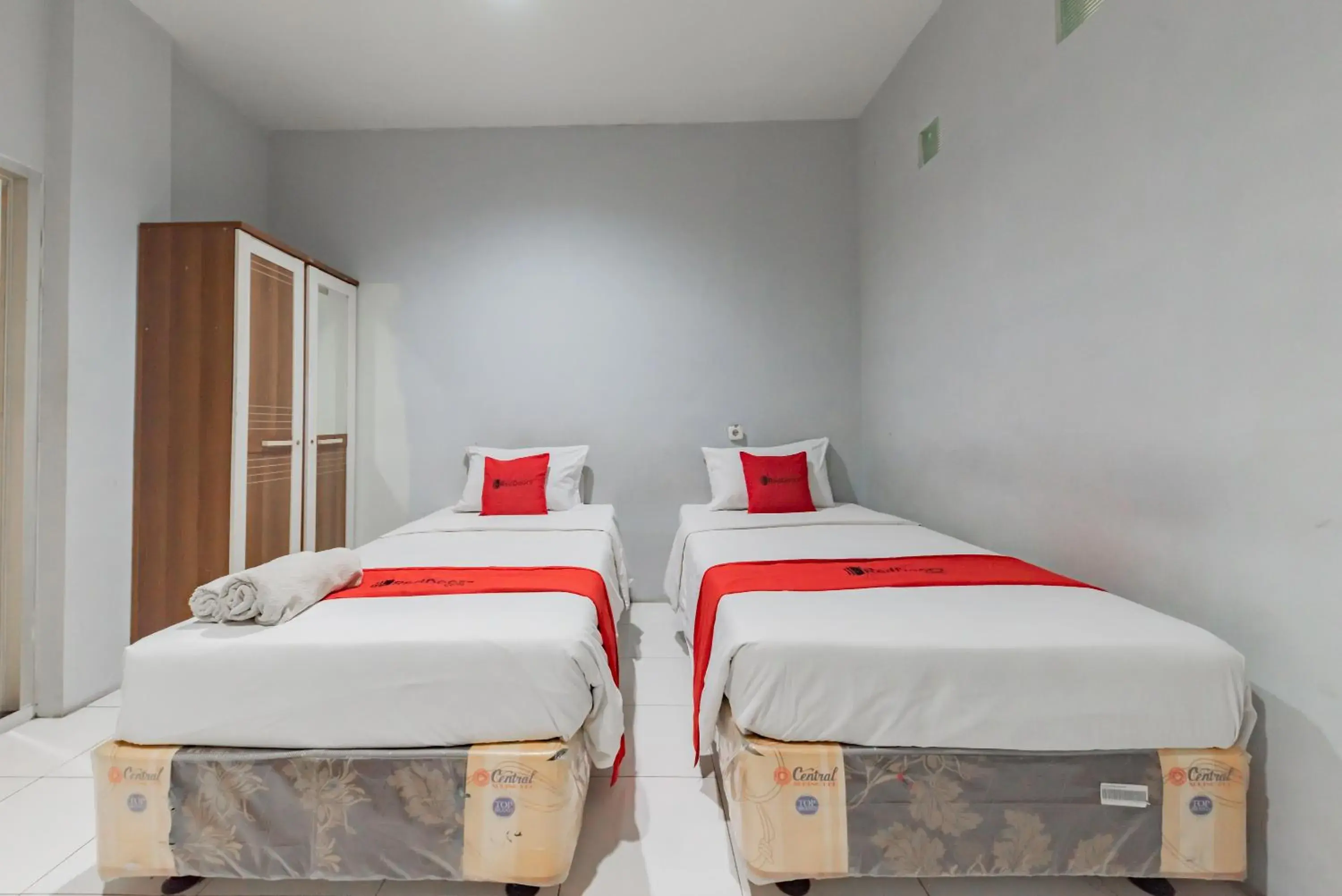 Bedroom, Bed in RedDoorz @ Pelajar Pejuang 3 Bedroom, Bed in RedDoorz @ Pelajar Pejuang 3