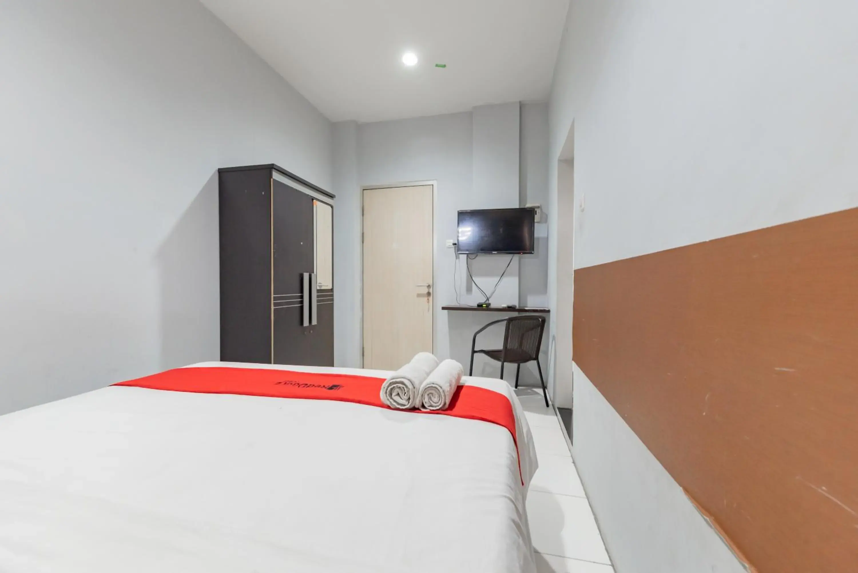 Bedroom, Bed in RedDoorz @ Pelajar Pejuang 3 Bedroom, Bed in RedDoorz @ Pelajar Pejuang 3