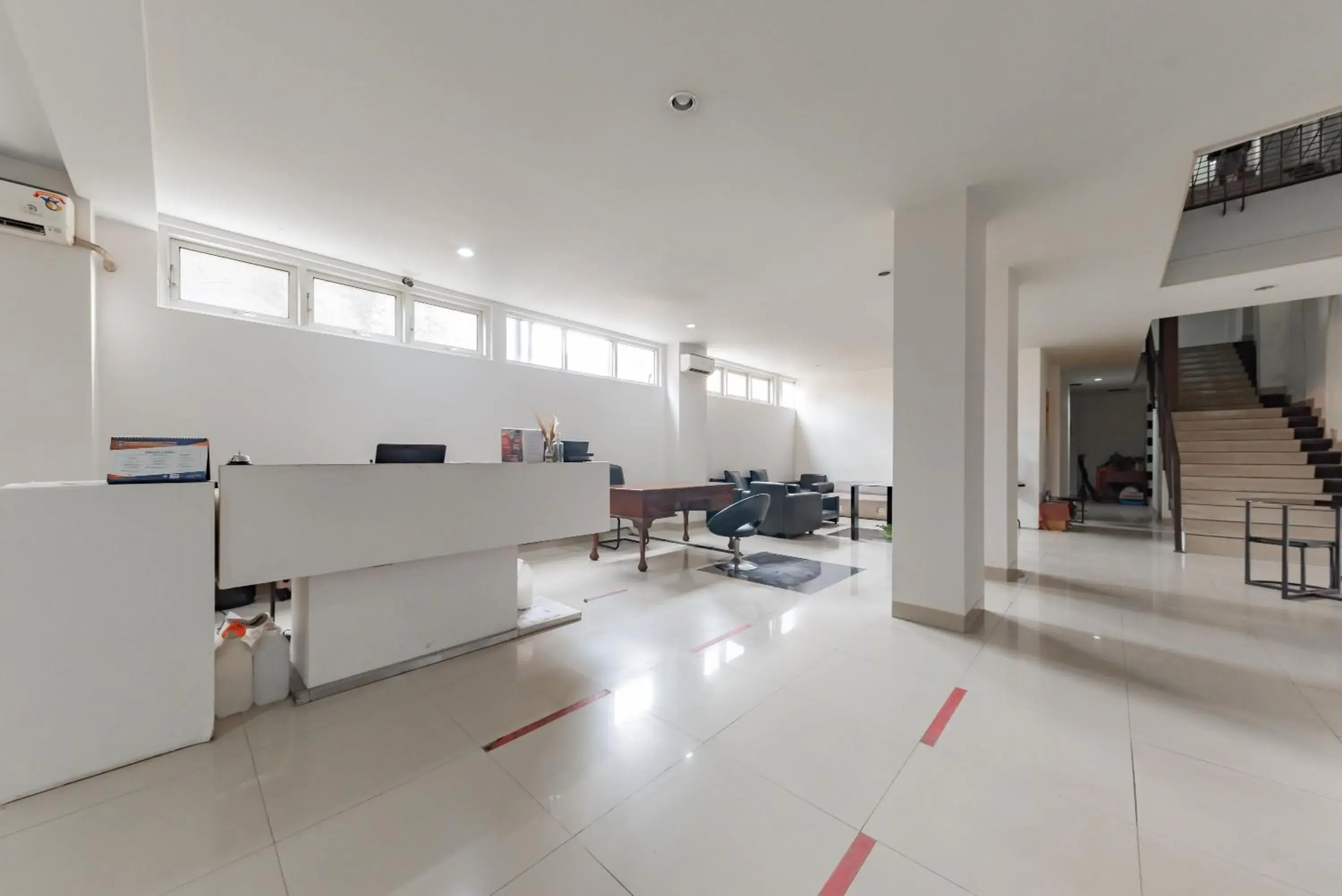 Lobby or reception in RedDoorz @ Pelajar Pejuang 3 Lobby or reception in RedDoorz @ Pelajar Pejuang 3