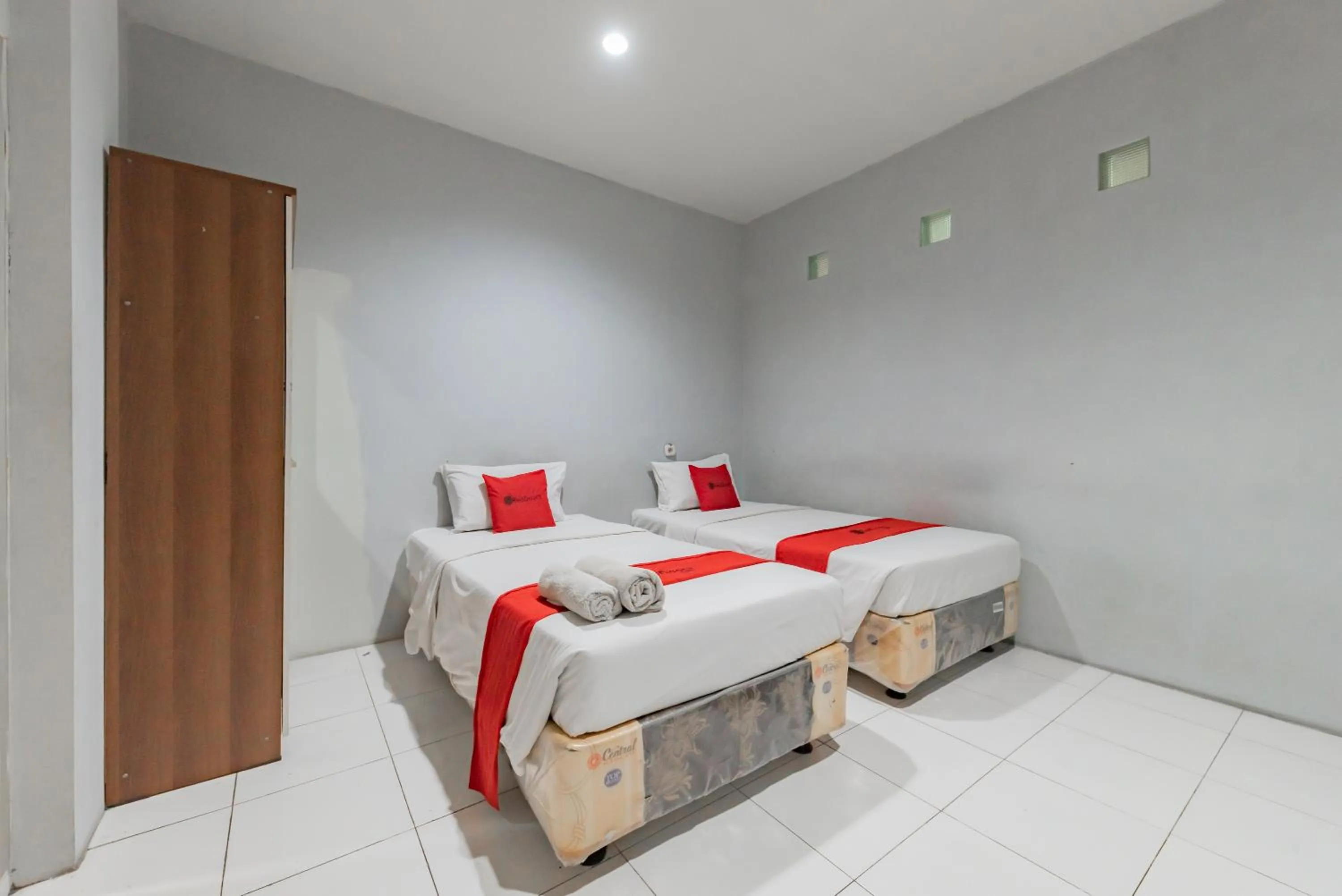 Bedroom, Bed in RedDoorz @ Pelajar Pejuang 3