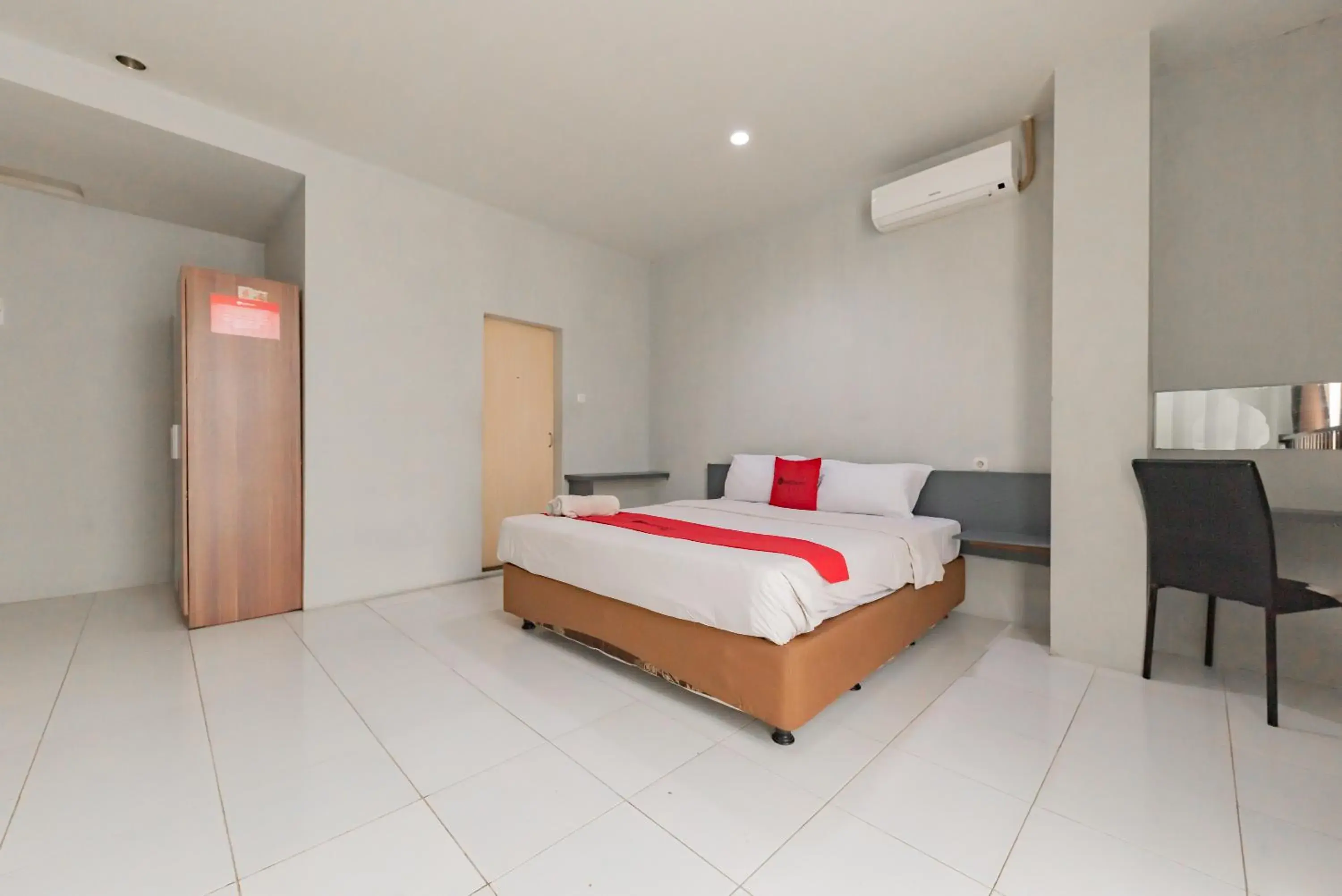 Bedroom, Bed in RedDoorz @ Pelajar Pejuang 3 Bedroom, Bed in RedDoorz @ Pelajar Pejuang 3