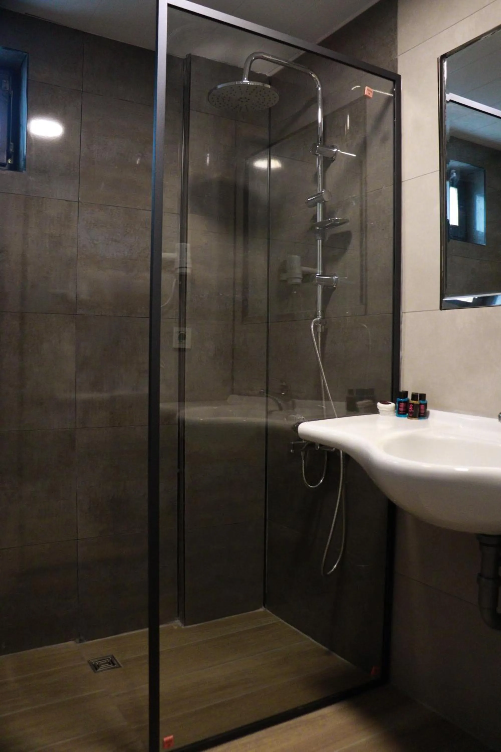 Shower in LEMAS SUITE HOTEL