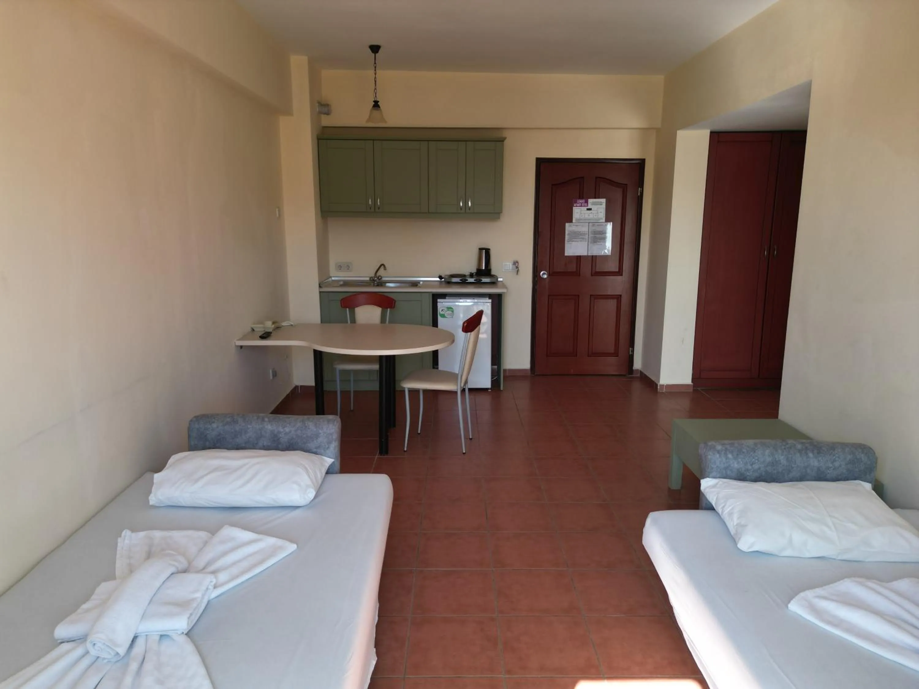 Kitchen or kitchenette, Bed in LEMAS SUITE HOTEL