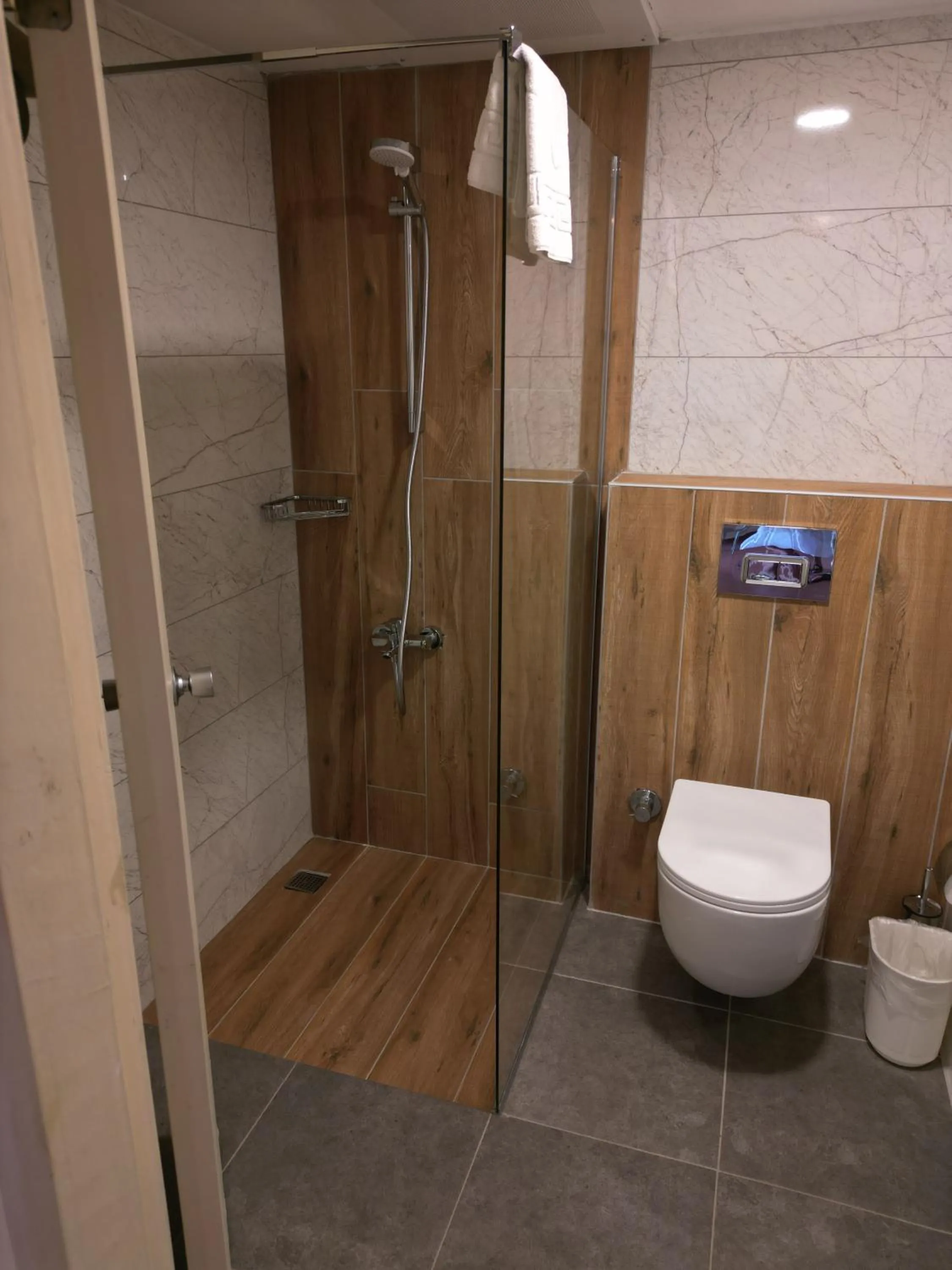 Shower in LEMAS SUITE HOTEL