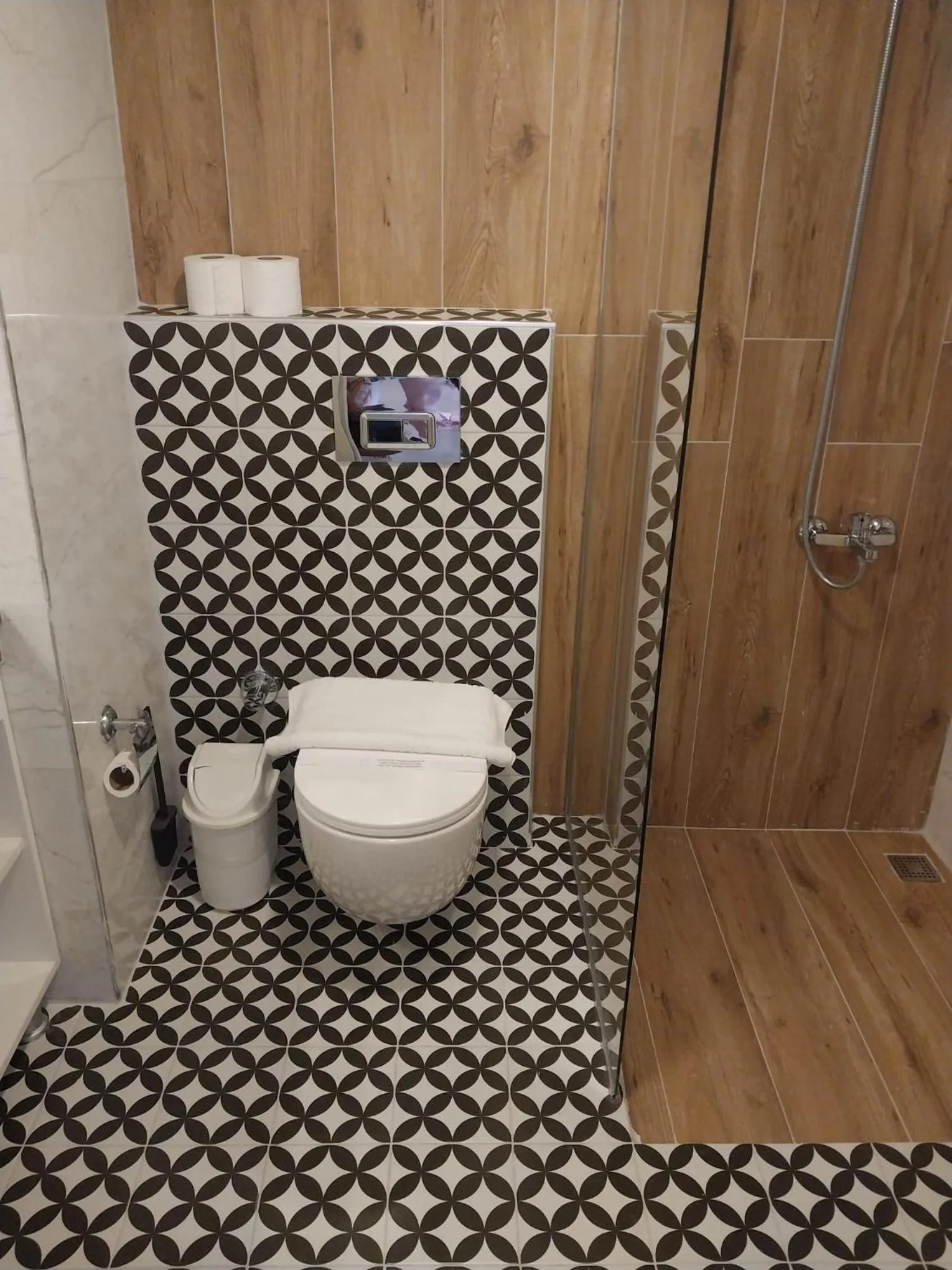 Toilet in LEMAS SUITE HOTEL