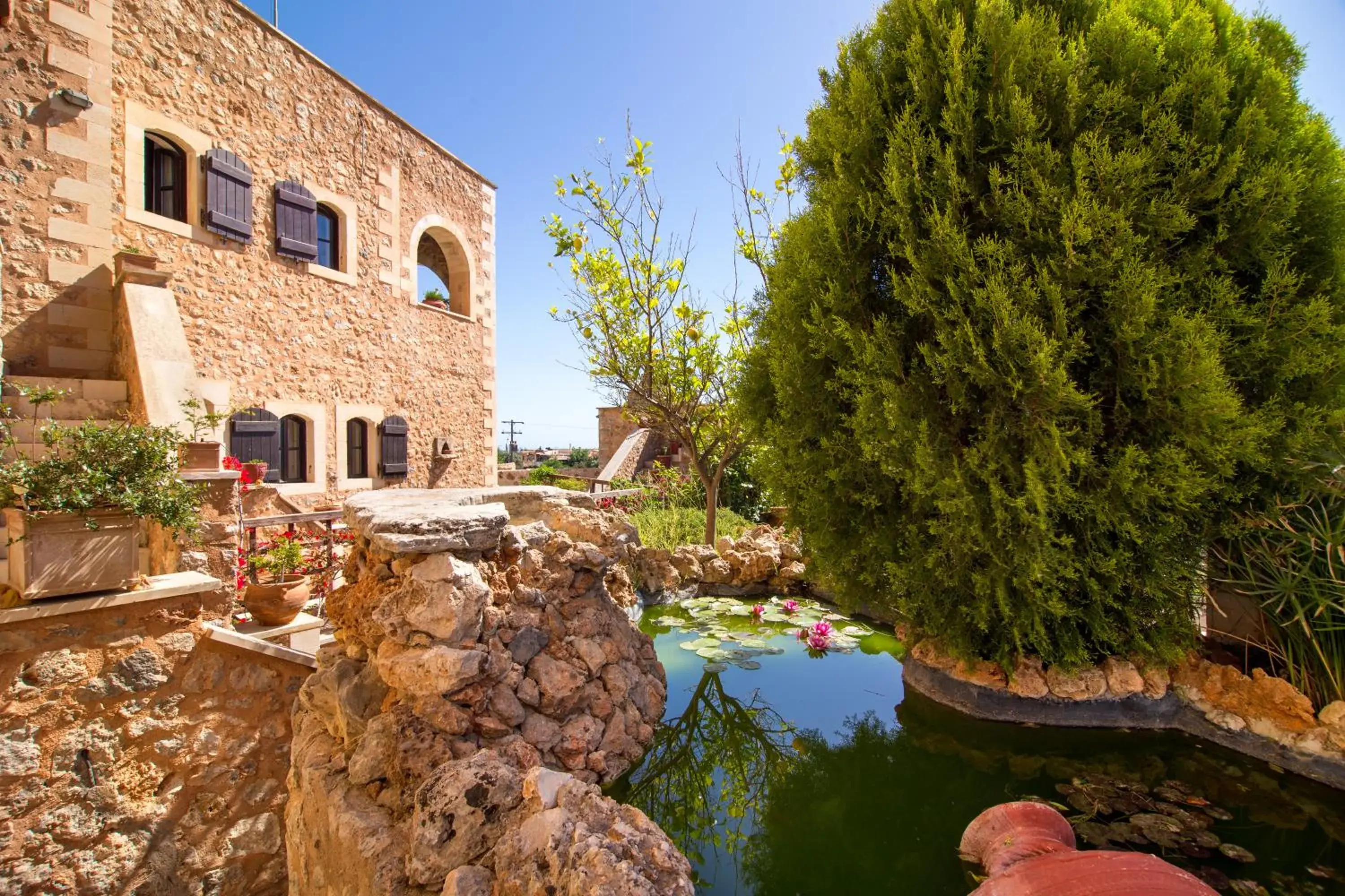 Property building in Samonas Traditional Villas Property building in Samonas Traditional Villas