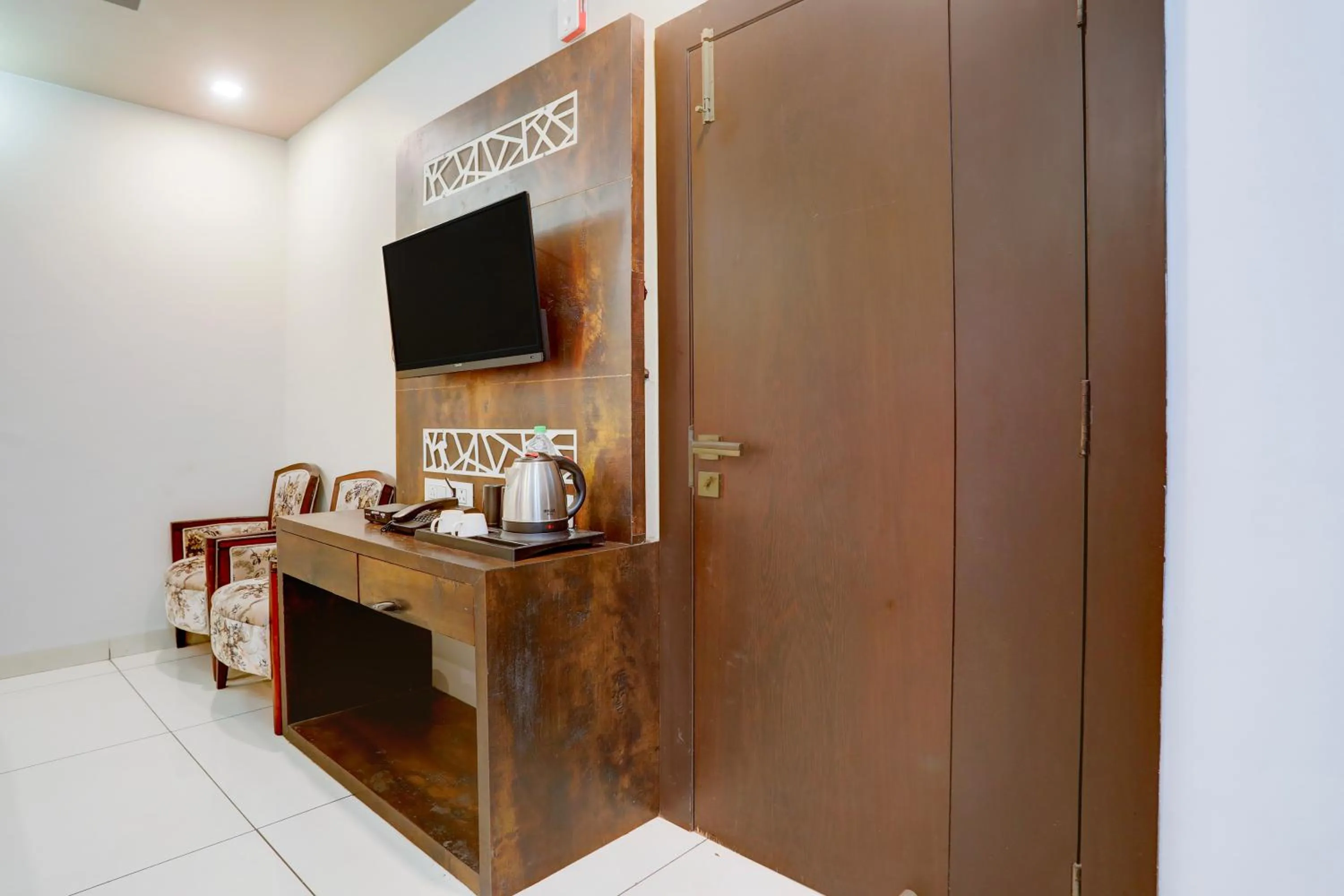 TV and multimedia in The Byke Business Hotel - Signature Planet Vijay Nagar