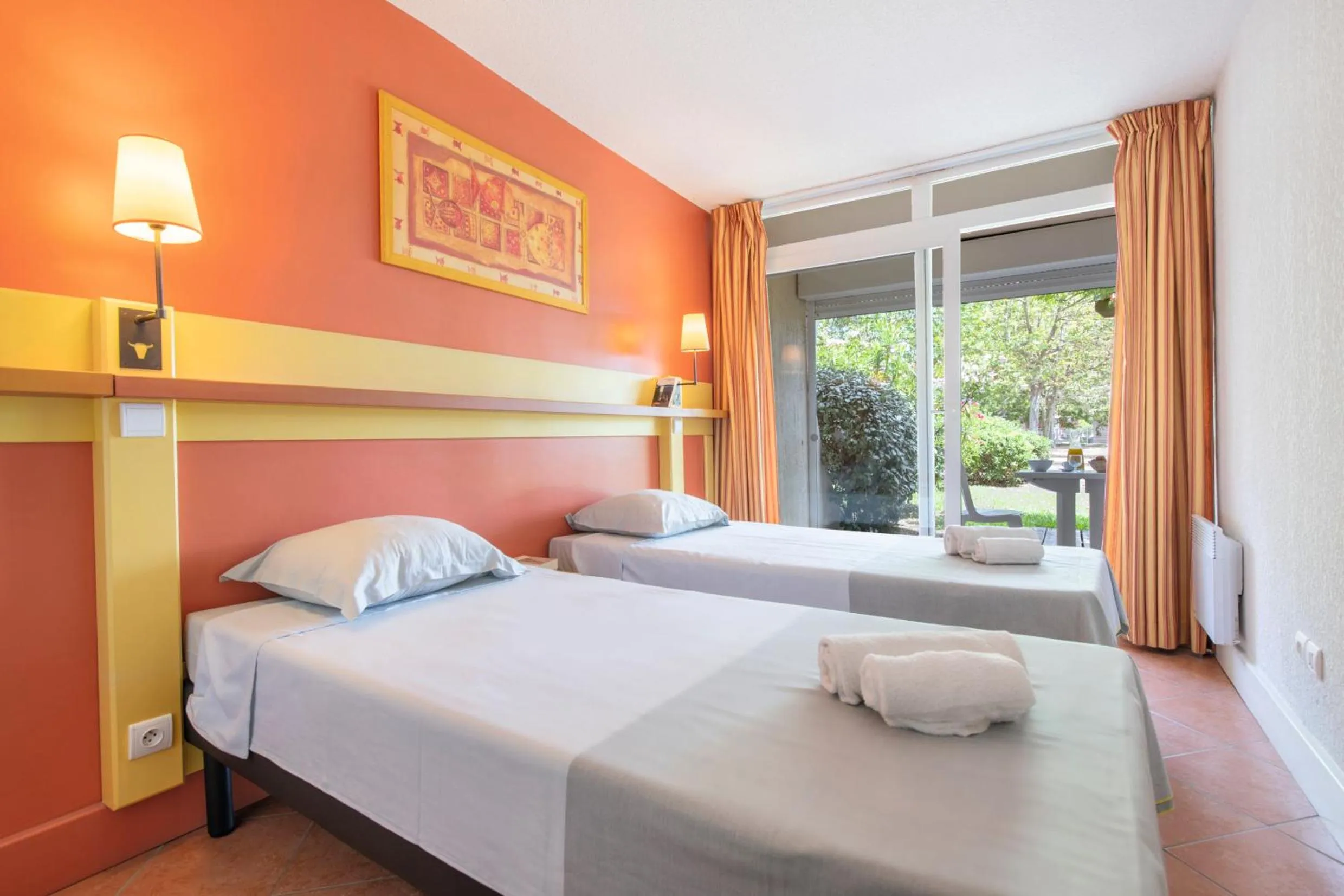 Bedroom, Bed in SOWELL Family Grau du Roi