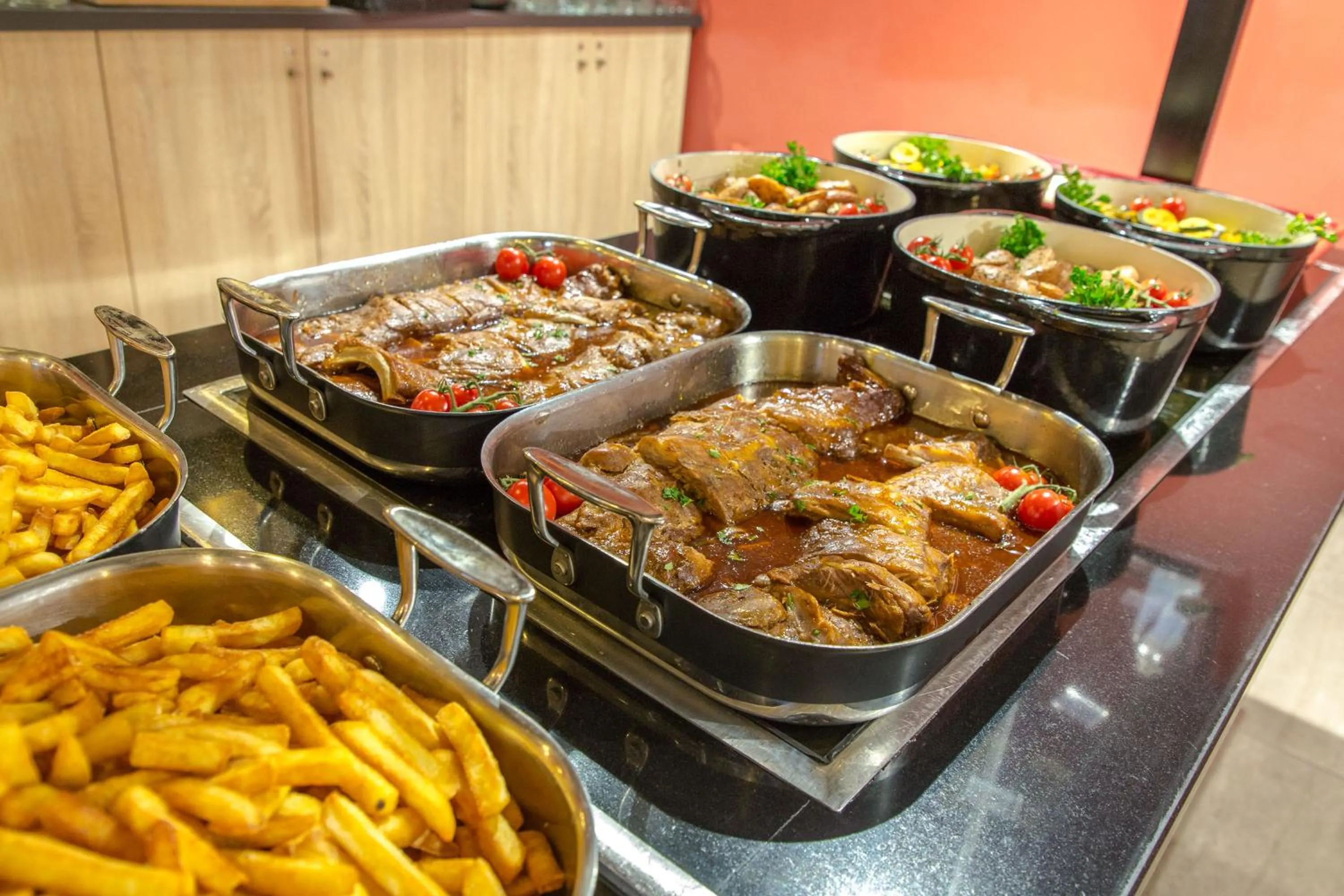 Restaurant/places to eat in SOWELL Family Grau du Roi