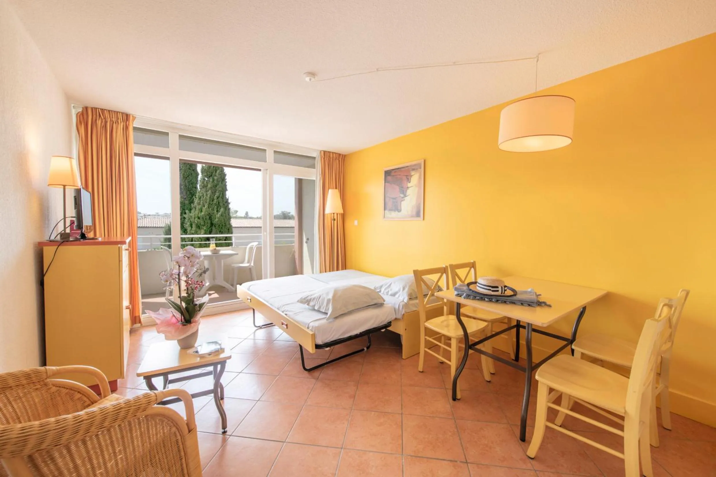 Living room, Bed in SOWELL RESIDENCES Les Sablons