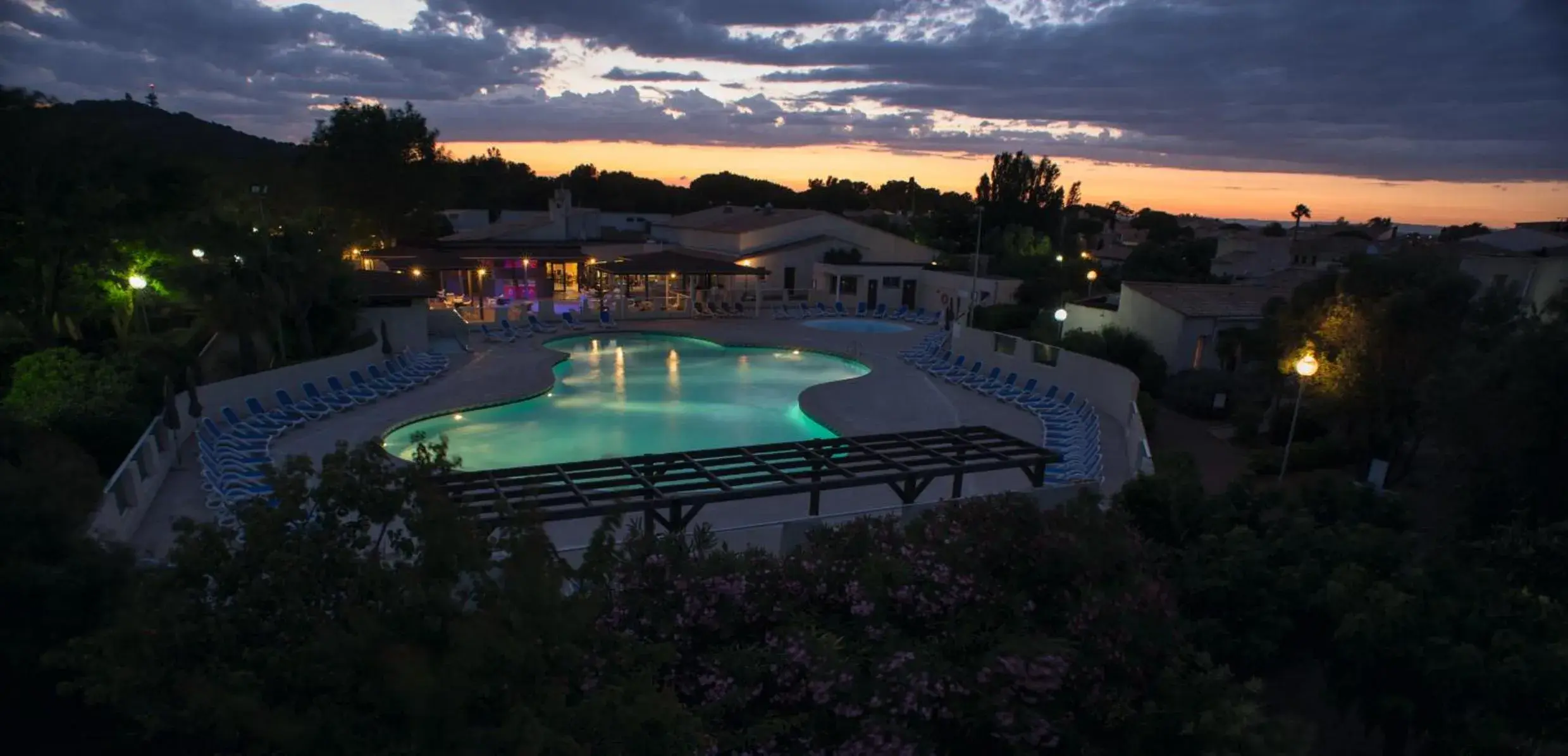 Swimming pool in SOWELL RESIDENCES Les Lauriers Roses Swimming pool in SOWELL RESIDENCES Les Lauriers Roses