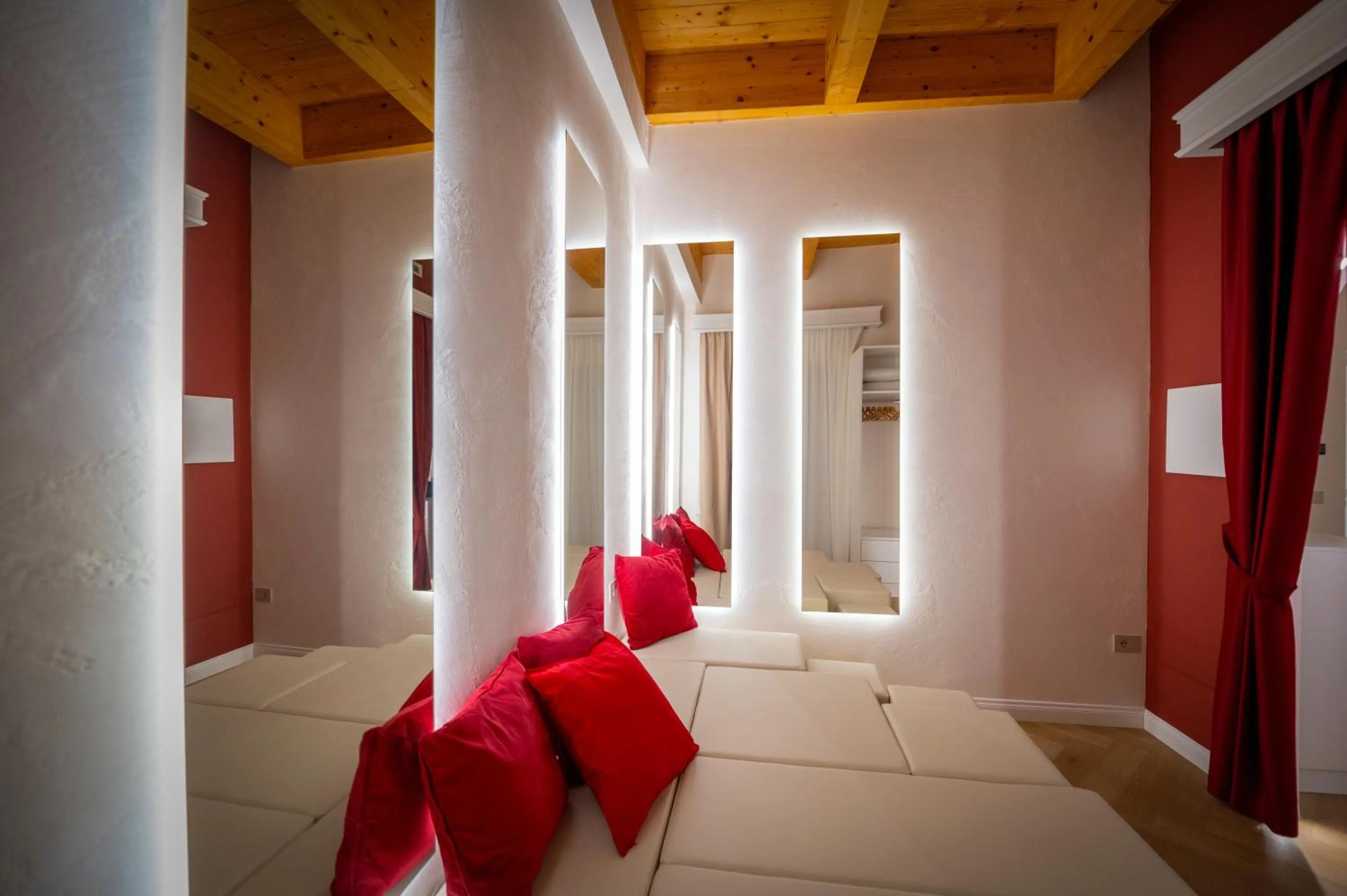 Deluxe King Room in La Divina - free parking -