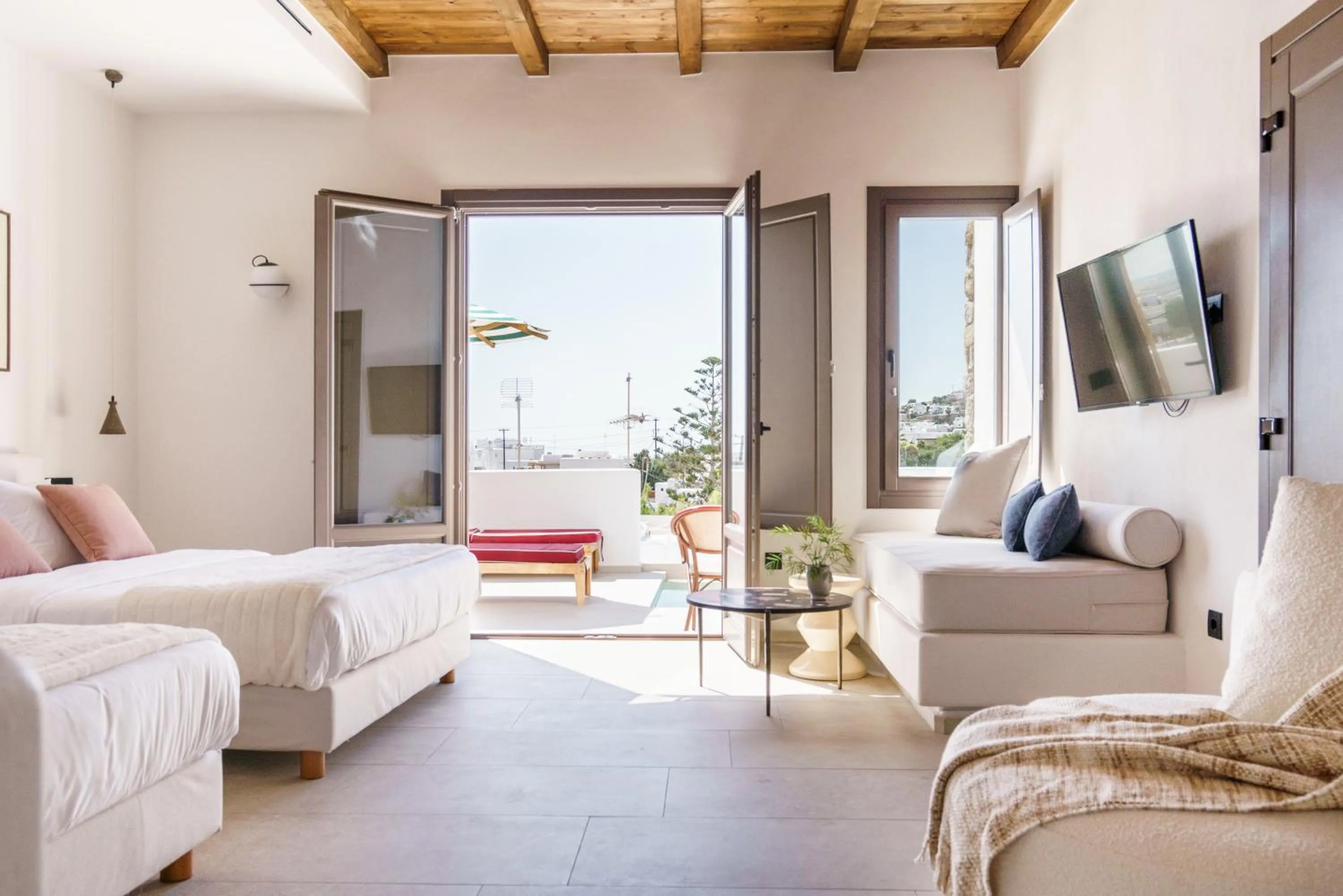 Communal lounge/ TV room, Bed in Pelican Bay Hotel