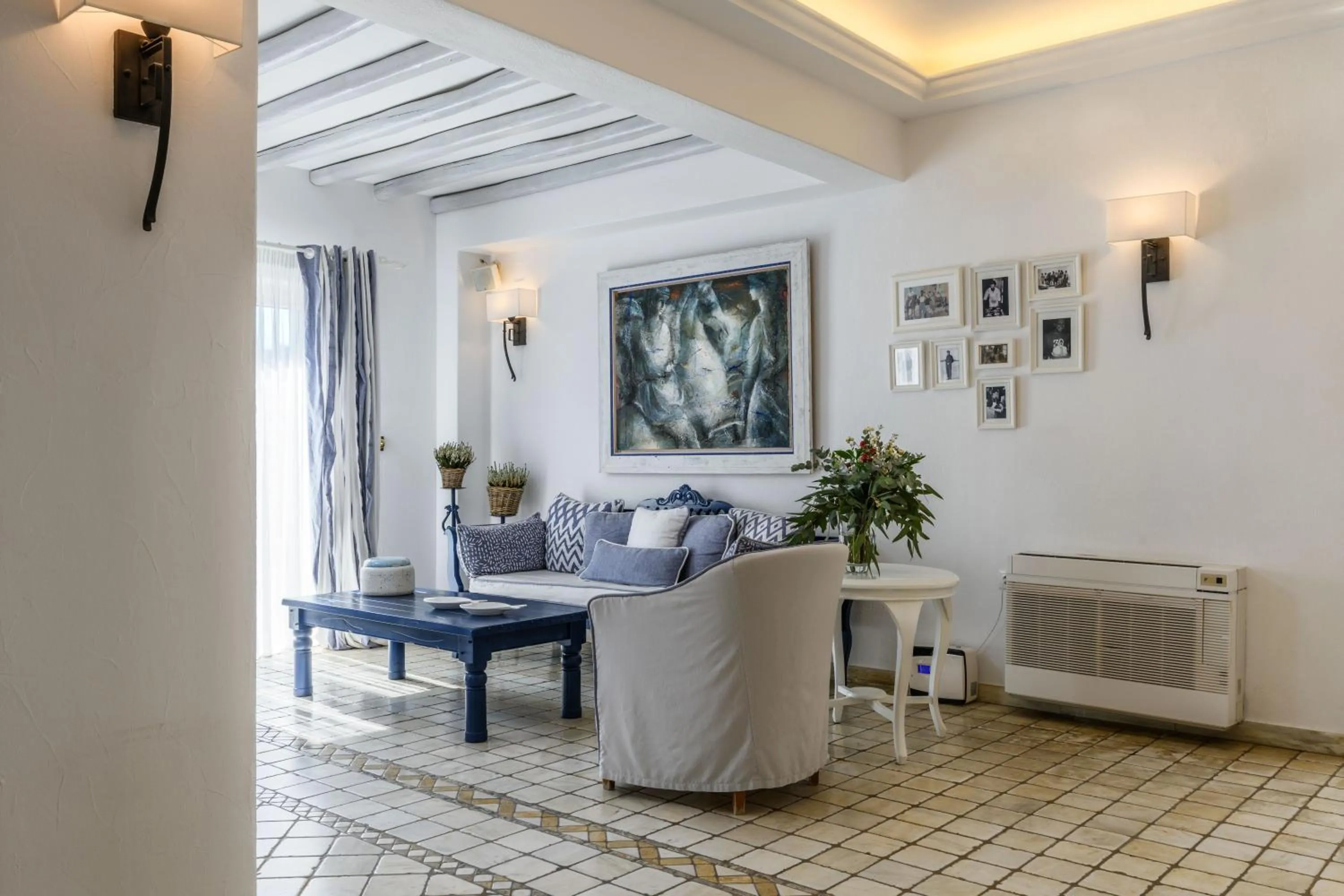 Living room in Pelican Bay Hotel