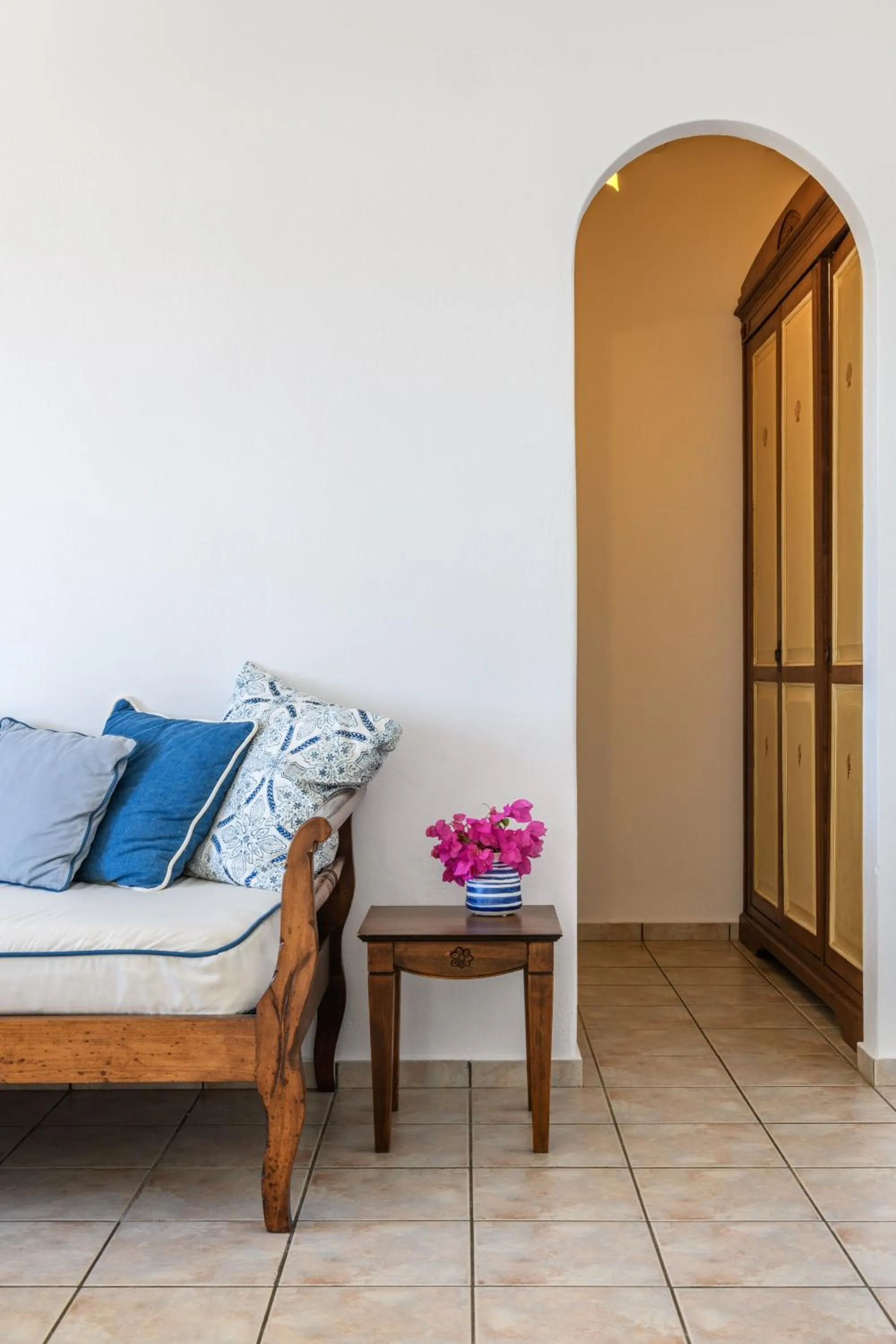 Seating area, Bed in Pelican Bay Hotel