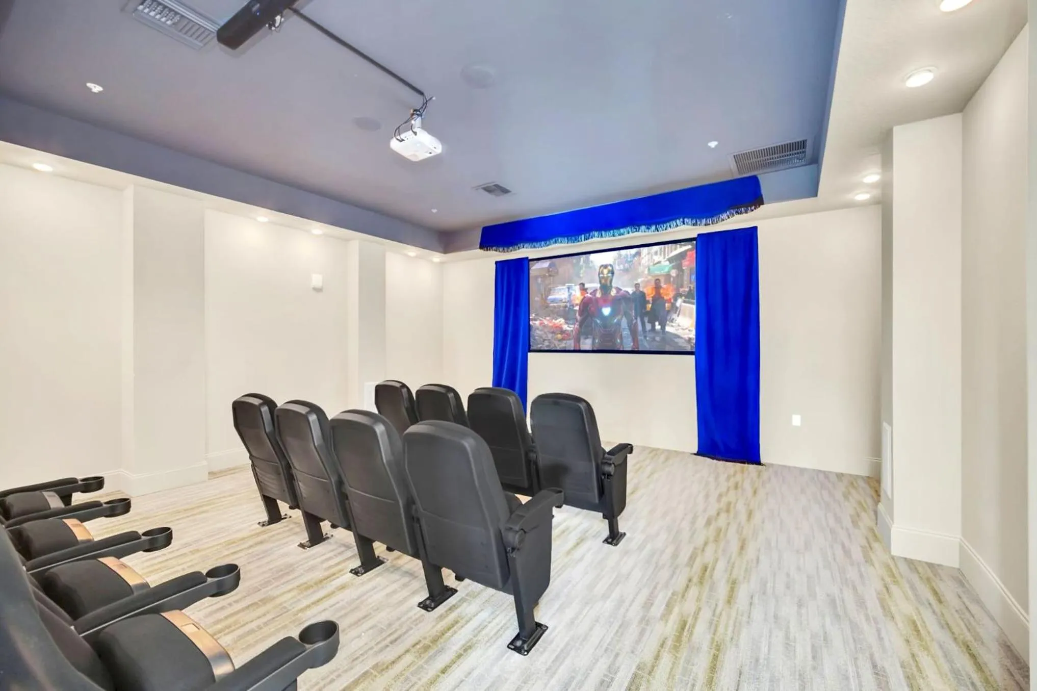 TV and multimedia in 3BR Condo with Pool - Near Disney