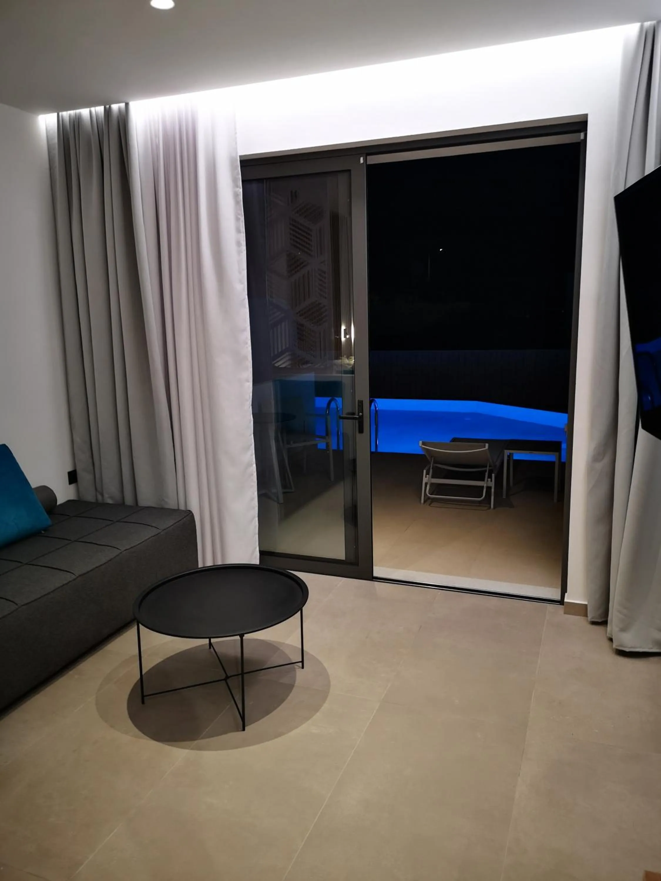 Pool view, Bed in Zoes Hotel & Suites