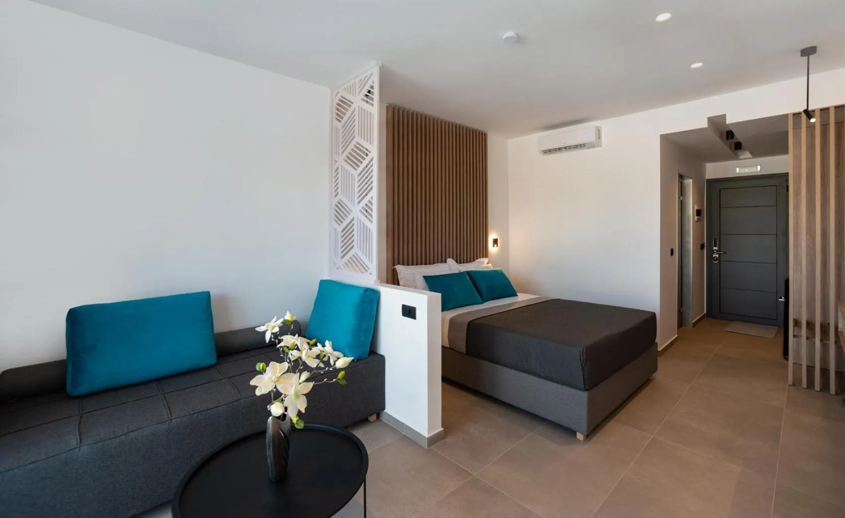 Seating area, Bed in Zoes Hotel & Suites