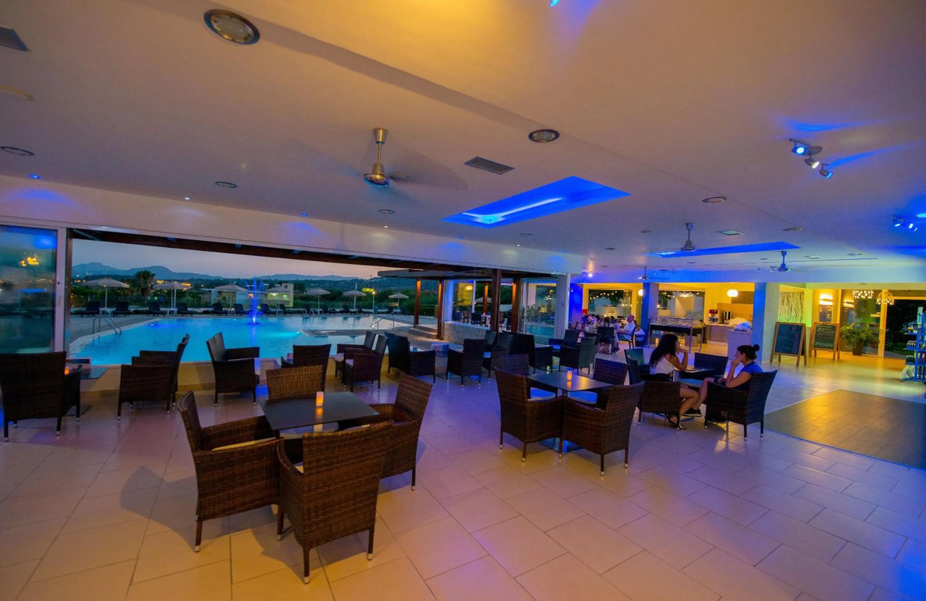 Restaurant/places to eat in Zoes Hotel & Suites