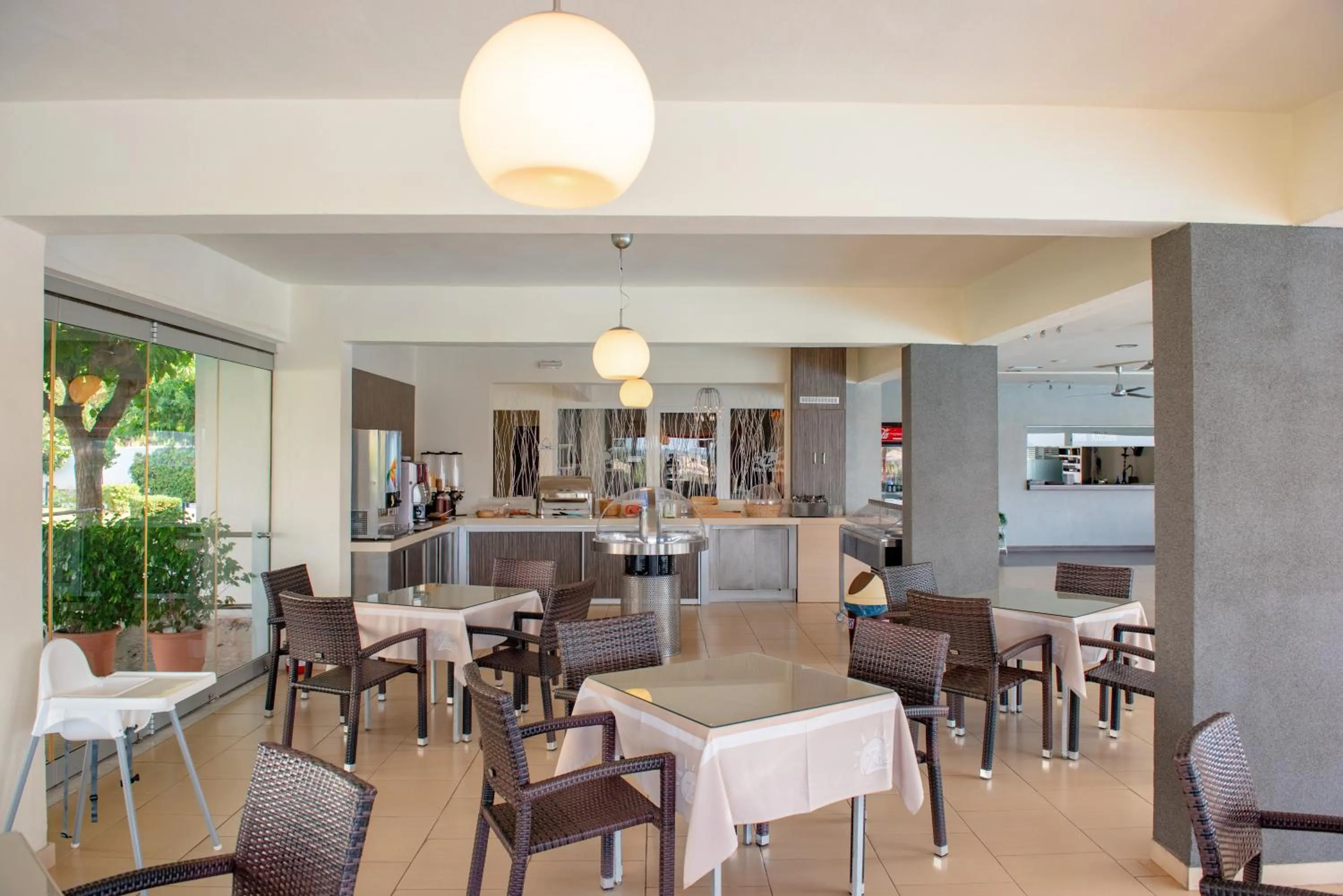 Restaurant/places to eat in Zoes Hotel & Suites