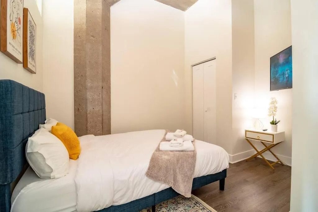Bed in McCormick Place Beautiful 2BR Apartment with Optional Parking Sleeps up to 8 Near Soldier Field, Grant Park and Lakefront Trail