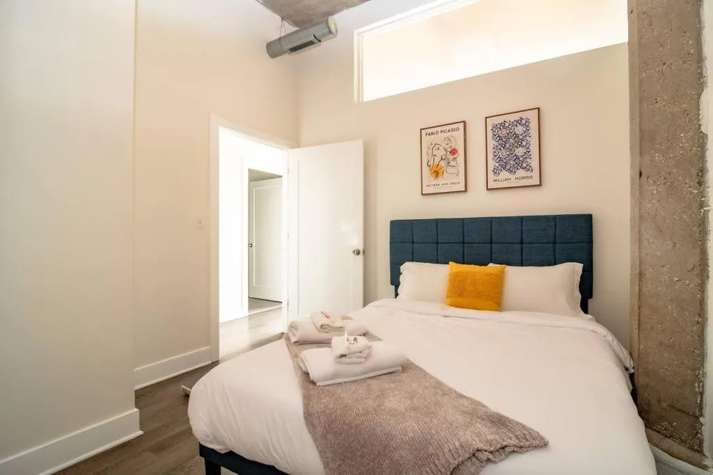 Bed in McCormick Place Beautiful 2BR Apartment with Optional Parking Sleeps up to 8 Near Soldier Field, Grant Park and Lakefront Trail