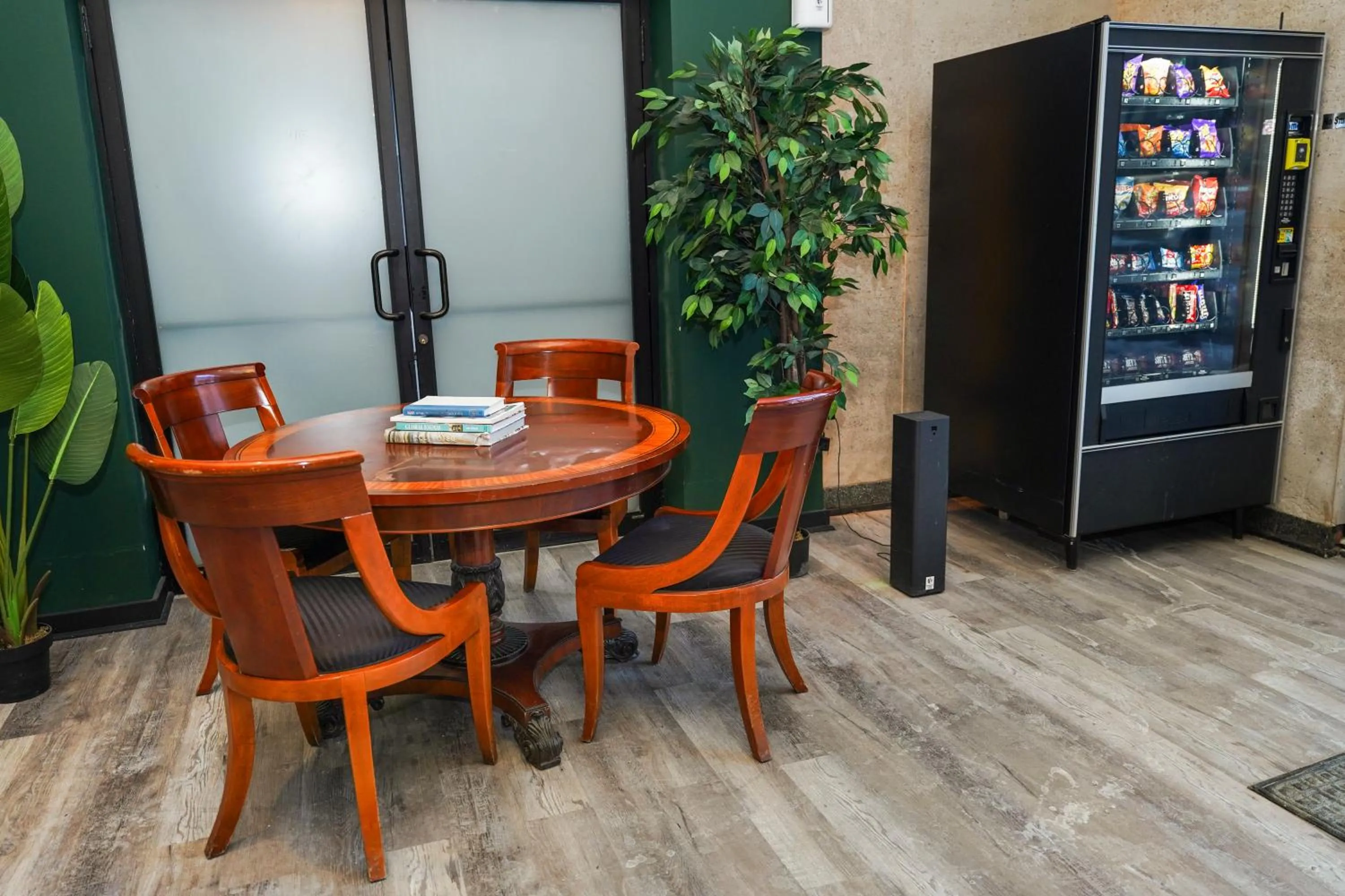 McCormick Place Beautiful 2BR Apartment with Optional Parking Sleeps up to 8 Near Soldier Field, Grant Park and Lakefront Trail