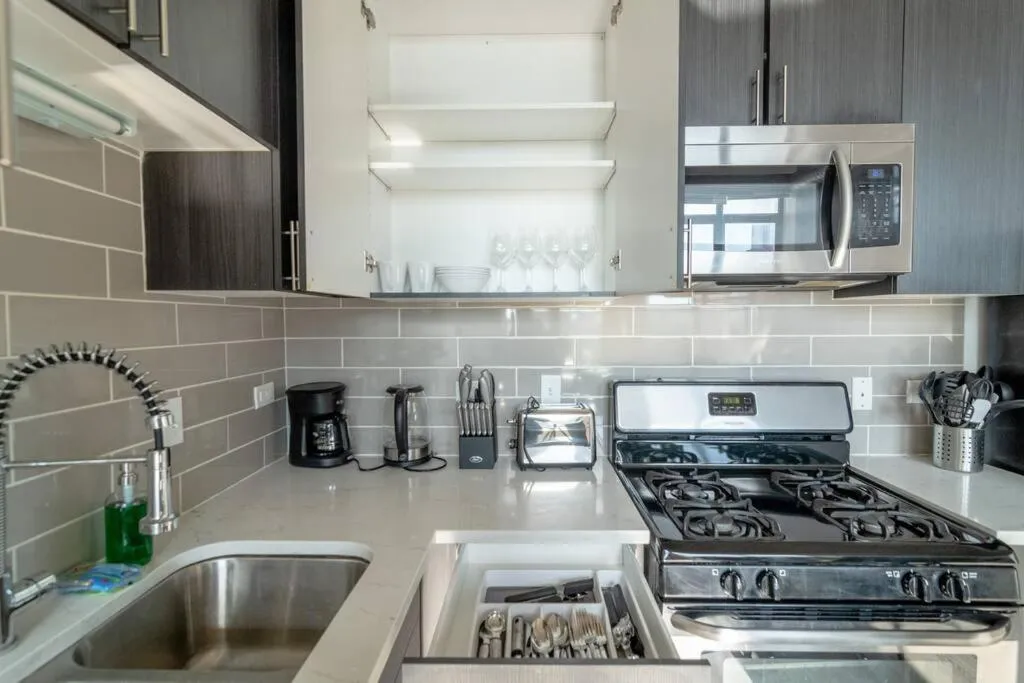 McCormick Place Beautiful 2BR Apartment with Optional Parking Sleeps up to 8 Near Soldier Field, Grant Park and Lakefront Trail