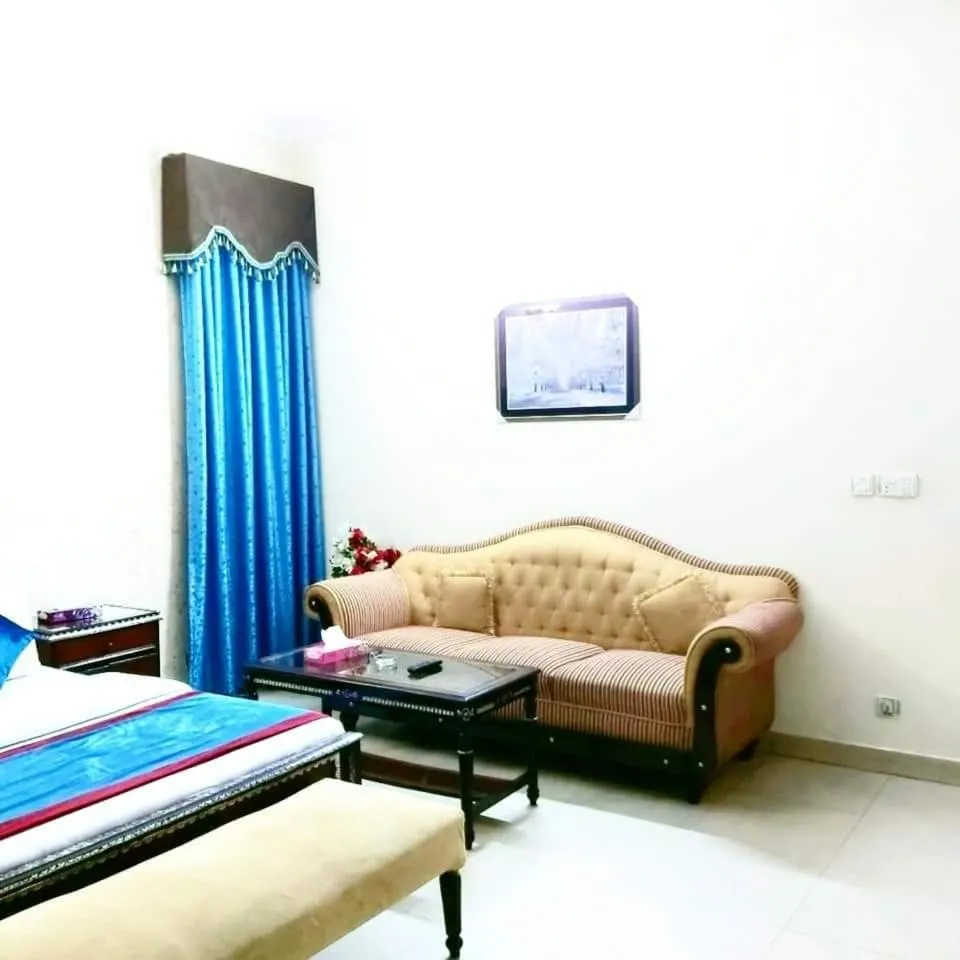 Seating area, Bed in New Pakeeza Hotel