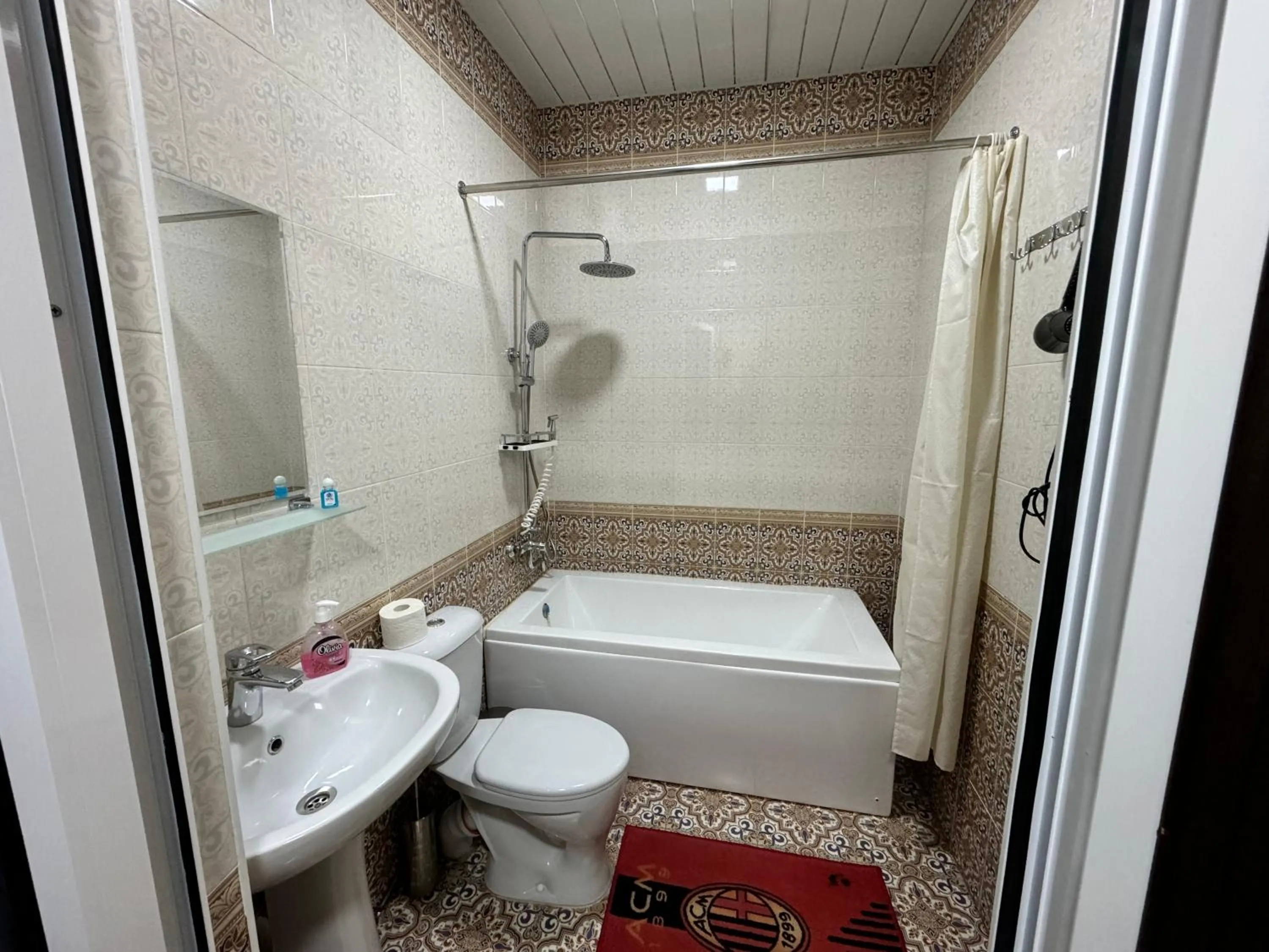 Shower in Qamar Hotel