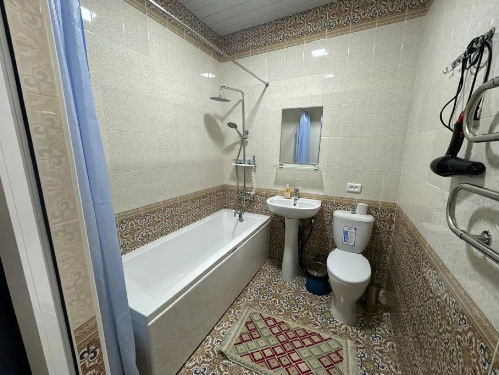 Toilet in Qamar Hotel